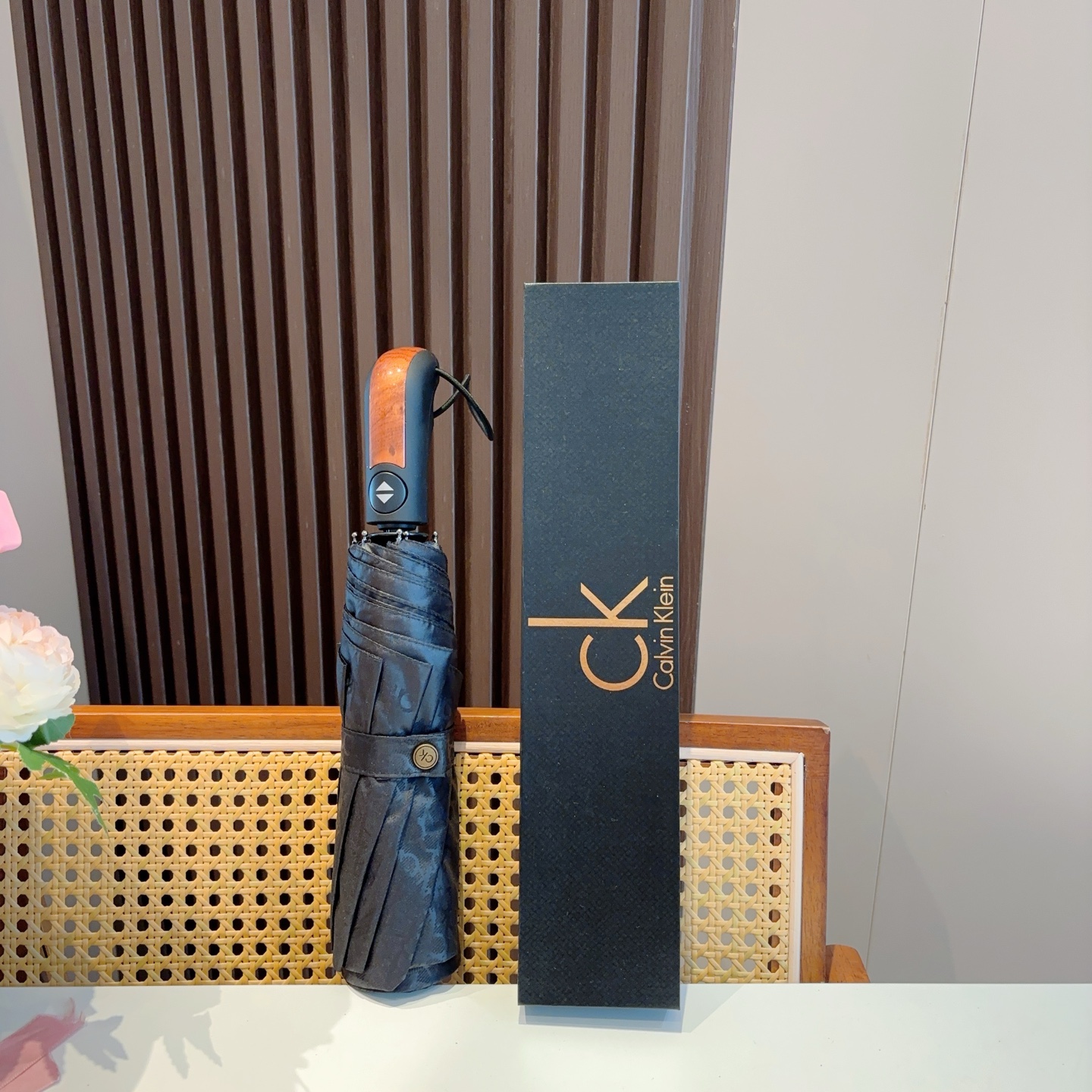  CK 新款 暗纹字母 三折手开折叠晴雨伞 做工精细 气质 时尚 炒鸡好看！防紫外线 人手必备 ！配礼盒