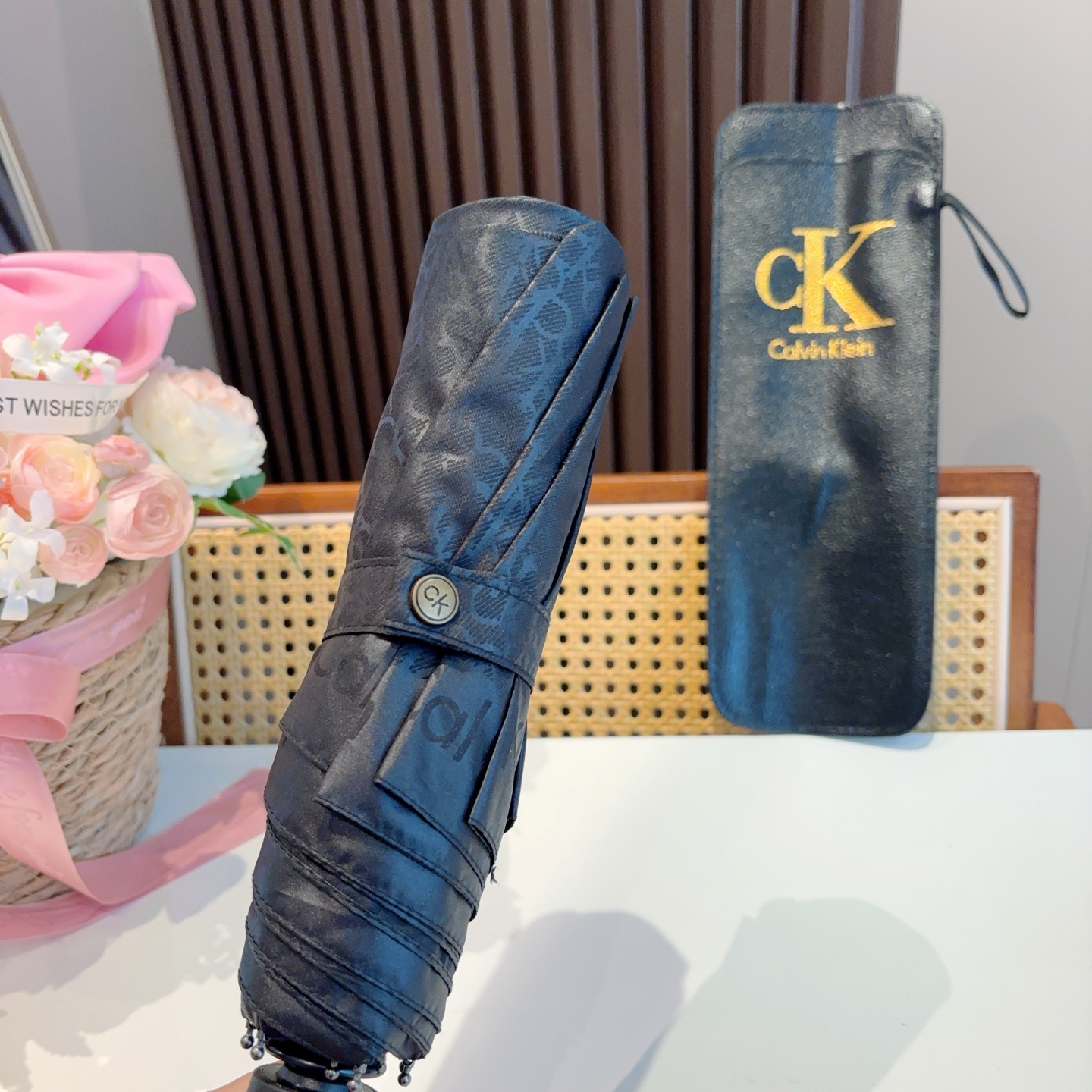  CK 新款 暗纹字母 三折手开折叠晴雨伞 做工精细 气质 时尚 炒鸡好看！防紫外线 人手必备 ！配礼盒