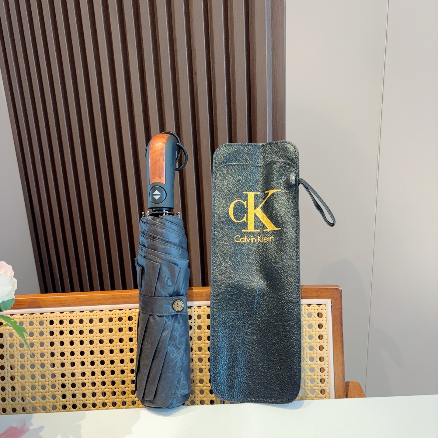  CK 新款 暗纹字母 三折手开折叠晴雨伞 做工精细 气质 时尚 炒鸡好看！防紫外线 人手必备 ！配礼盒