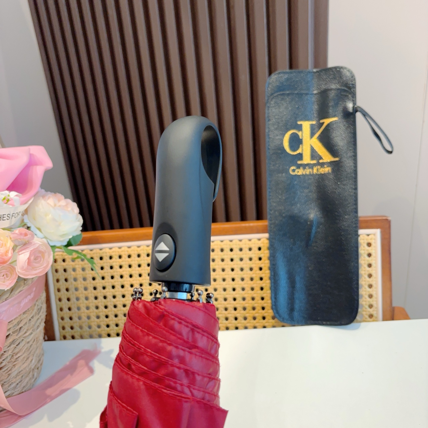  CK 新款 暗纹字母 三折手开折叠晴雨伞 做工精细 气质 时尚 炒鸡好看！防紫外线 人手必备 ！配礼盒