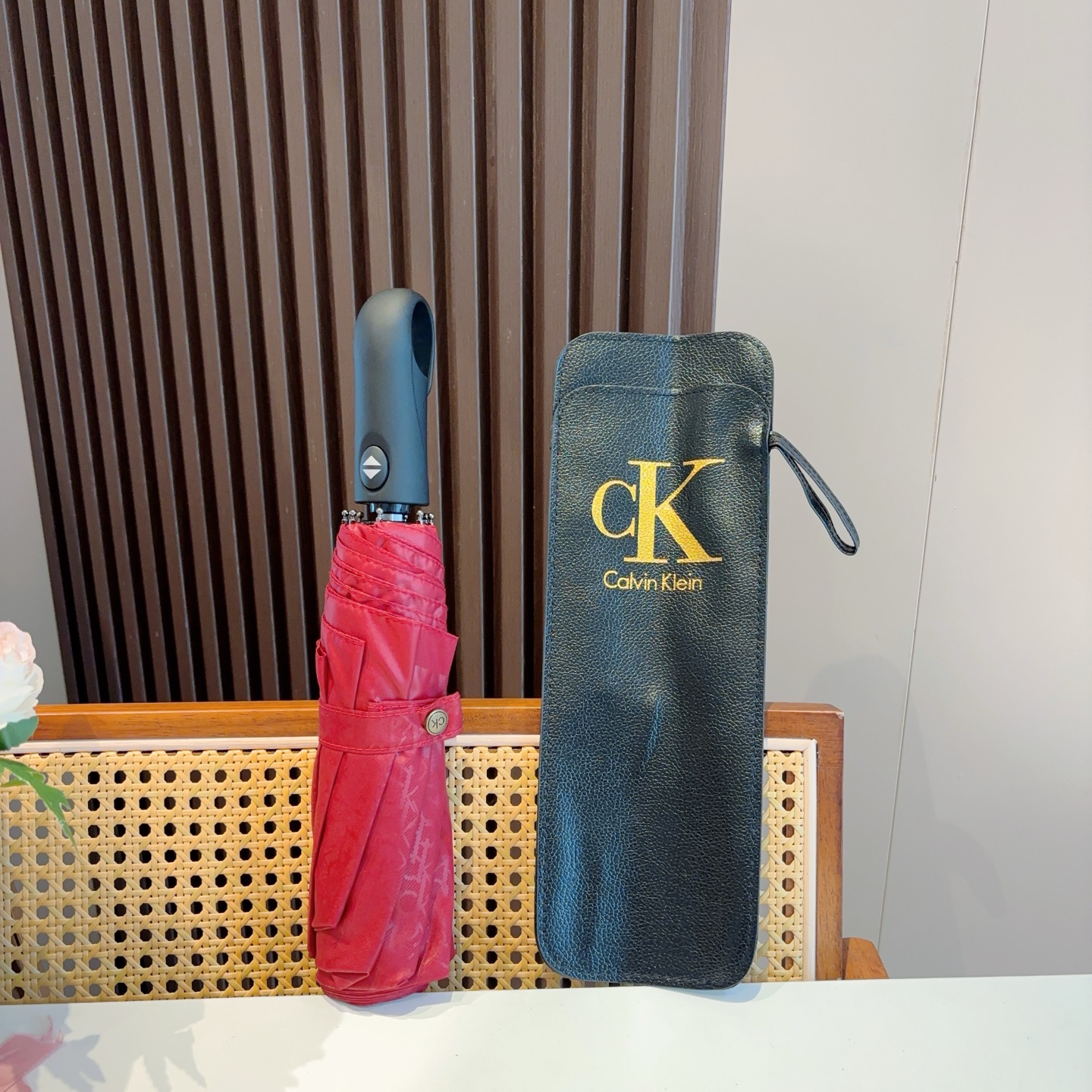  CK 新款 暗纹字母 三折手开折叠晴雨伞 做工精细 气质 时尚 炒鸡好看！防紫外线 人手必备 ！配礼盒