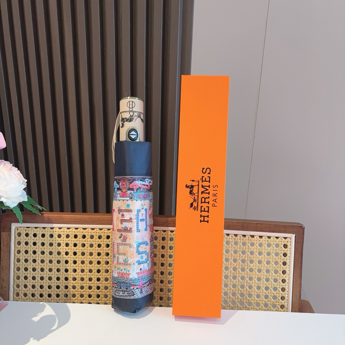 爱马仕（Hermès）   新款 极品H家三折自动伞重磅呈现 以其精湛的工艺技术和源源不断的想像力 新涂