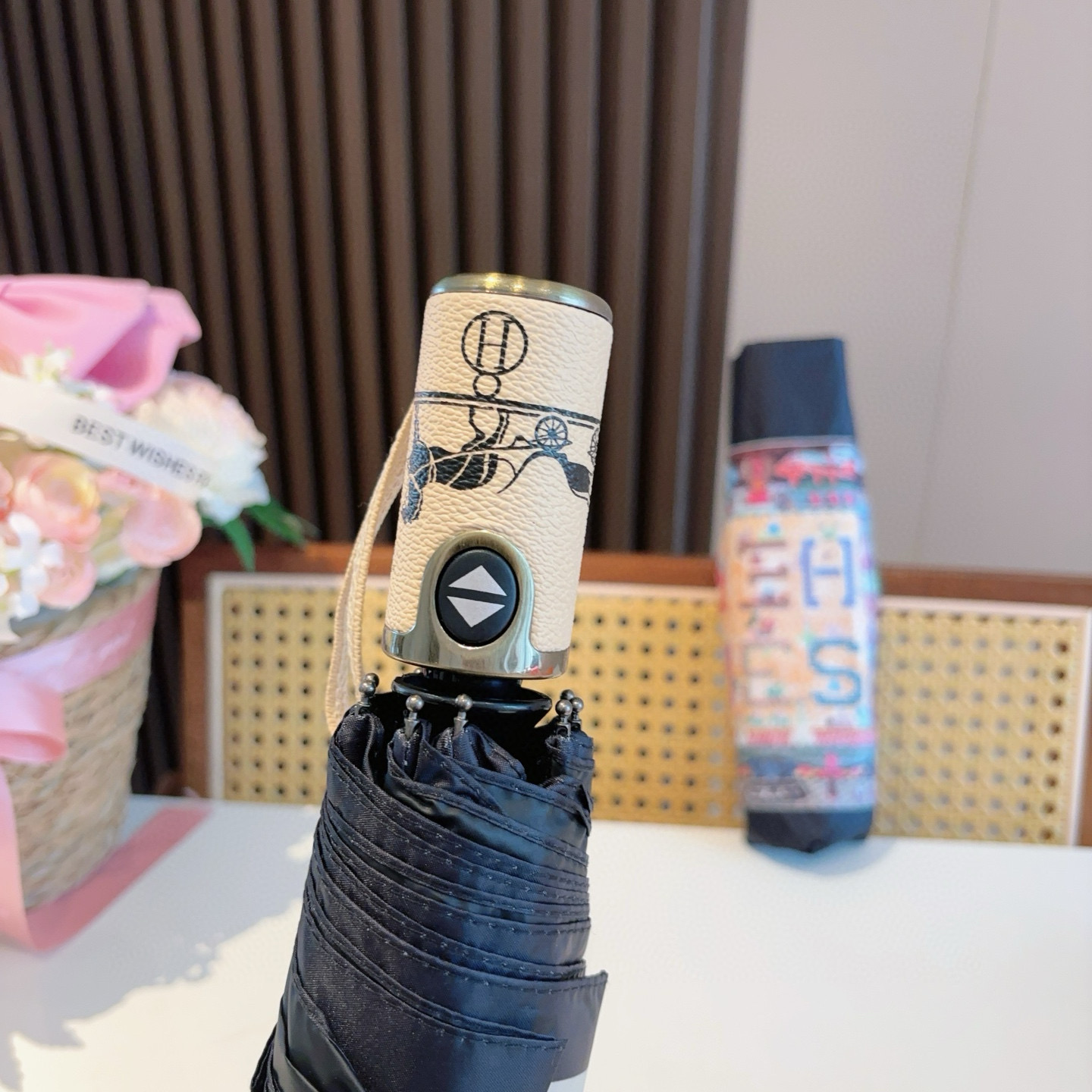 爱马仕（Hermès）   新款 极品H家三折自动伞重磅呈现 以其精湛的工艺技术和源源不断的想像力 新涂