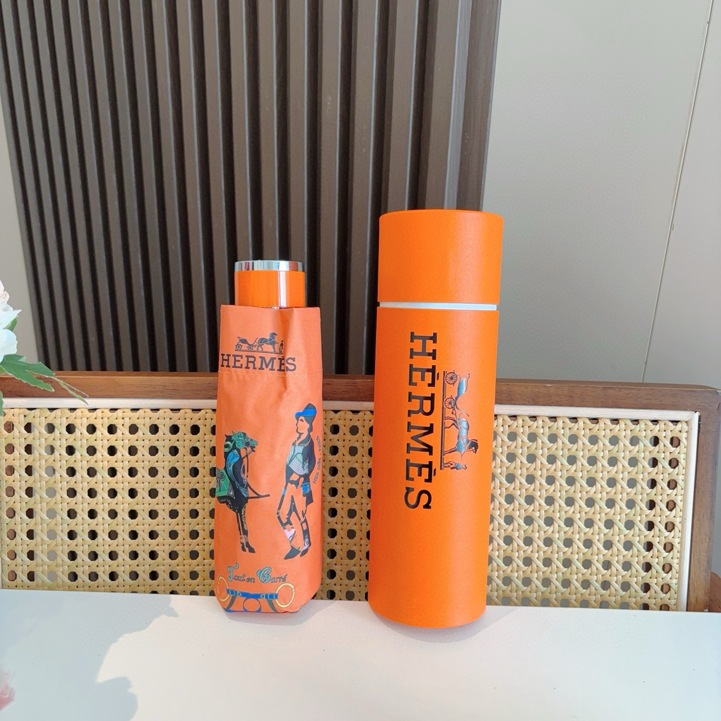 HERMÈS (爱马仕)新款 五折伞 热卖款 时尚指数爆表 不论晴天雨天使用都相得益彰 拥有它感受风从身