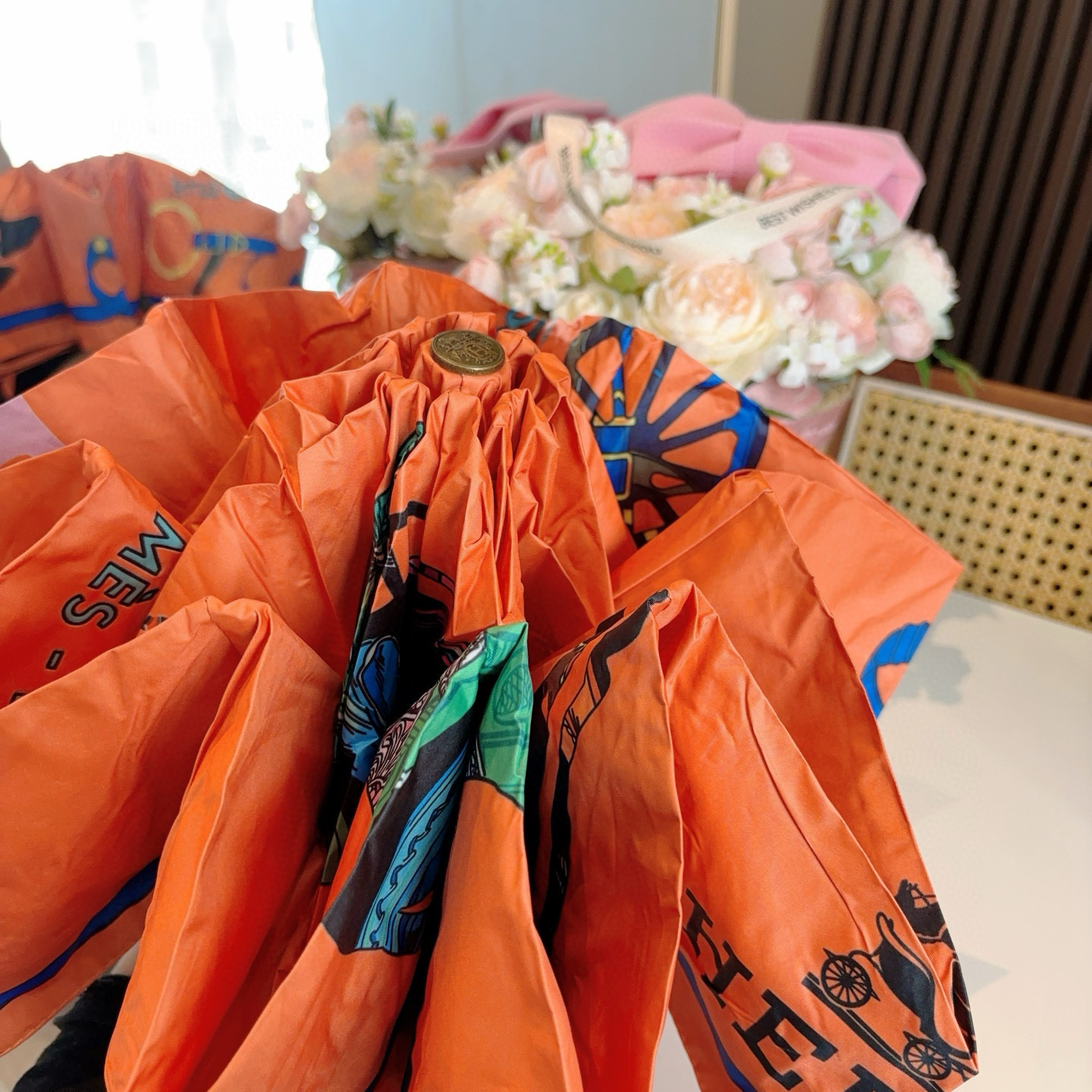 HERMÈS (爱马仕)新款 五折伞 热卖款 时尚指数爆表 不论晴天雨天使用都相得益彰 拥有它感受风从身
