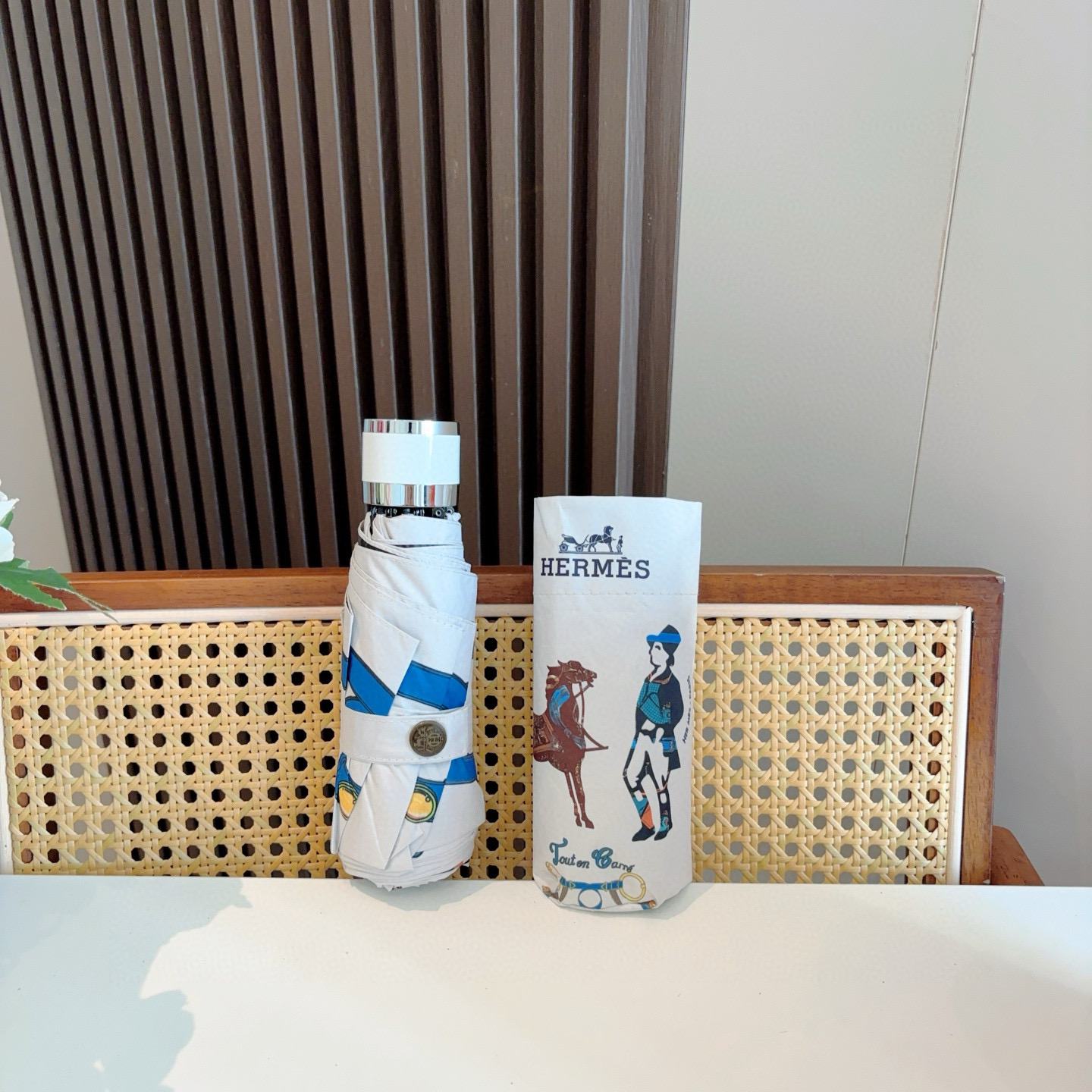 HERMÈS (爱马仕)新款 五折伞 热卖款 时尚指数爆表 不论晴天雨天使用都相得益彰 拥有它感受风从身