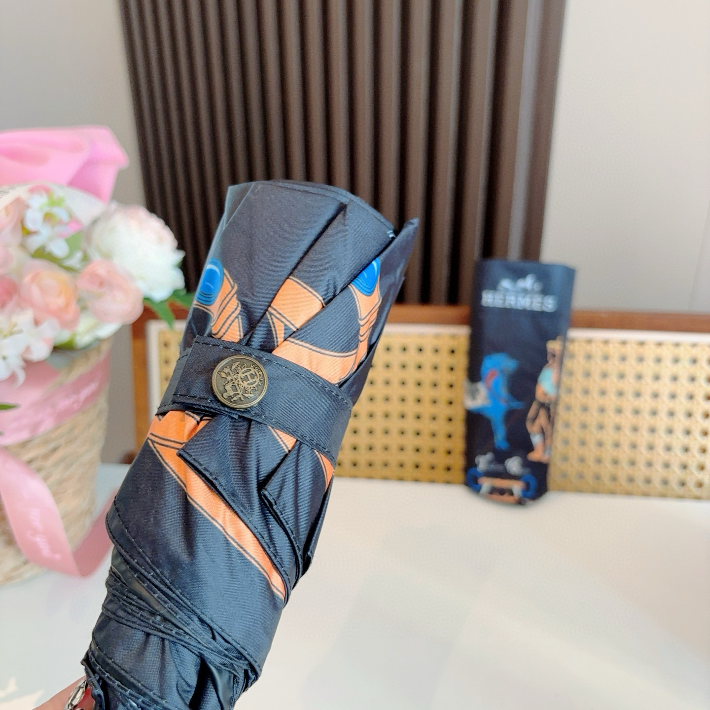 HERMÈS (爱马仕)新款 五折伞 热卖款 时尚指数爆表 不论晴天雨天使用都相得益彰 拥有它感受风从身