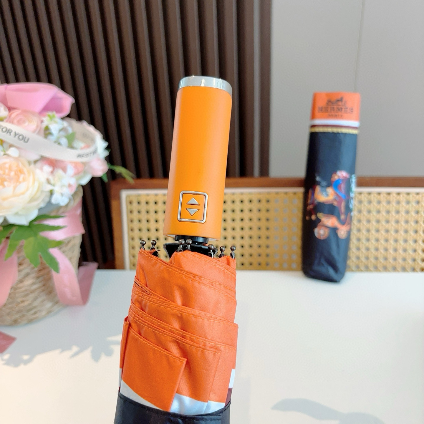 爱马仕（Hermès）   新款 极品H家三折自动伞重磅呈现 以其精湛的工艺技术和源源不断的想像力 新涂