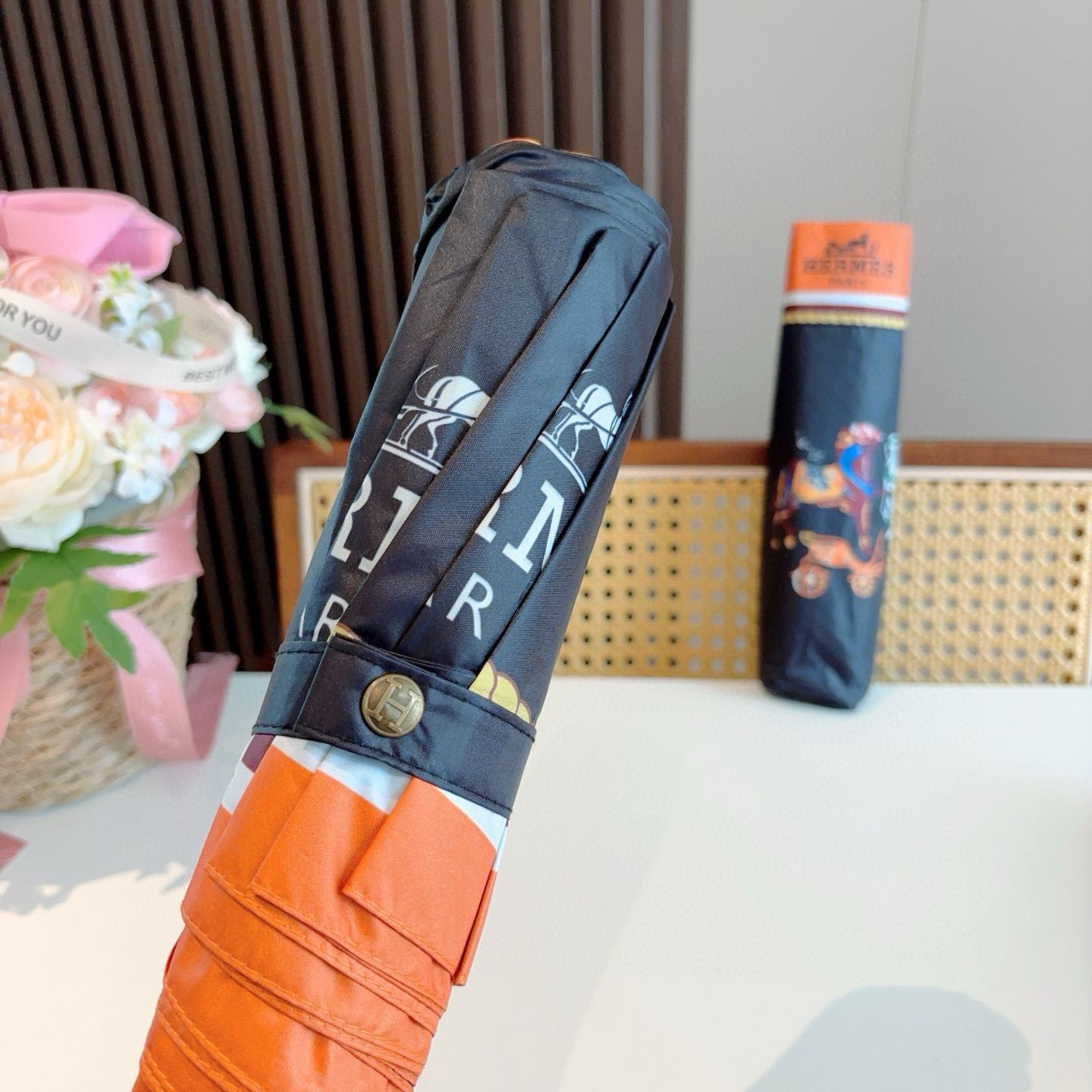 爱马仕（Hermès）   新款 极品H家三折自动伞重磅呈现 以其精湛的工艺技术和源源不断的想像力 新涂