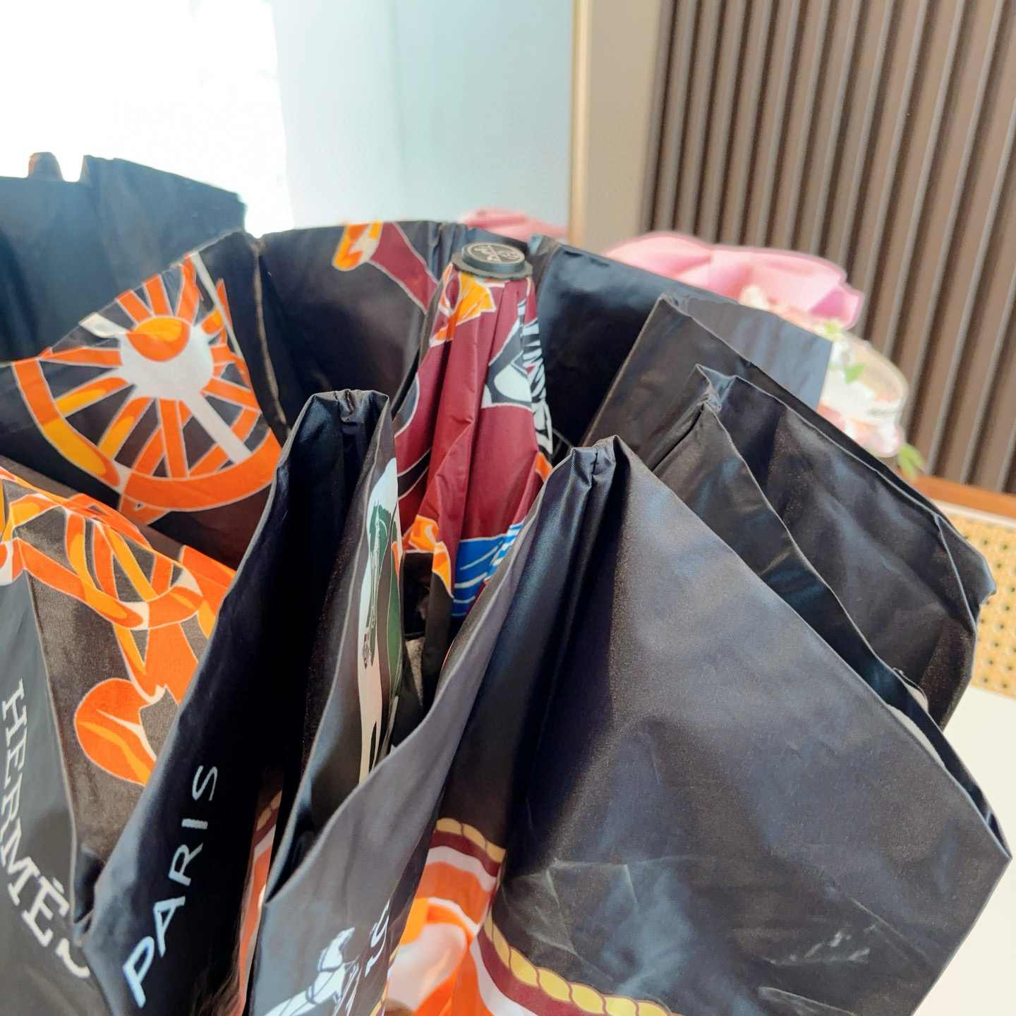 爱马仕（Hermès）   新款 极品H家三折自动伞重磅呈现 以其精湛的工艺技术和源源不断的想像力 新涂