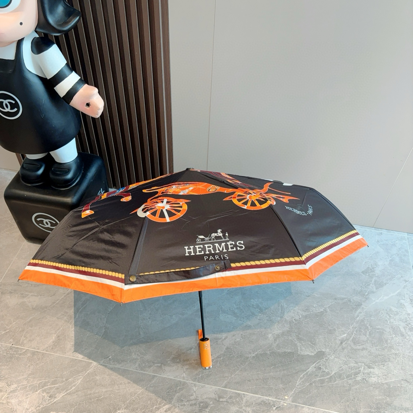 爱马仕（Hermès）   新款 极品H家三折自动伞重磅呈现 以其精湛的工艺技术和源源不断的想像力 新涂