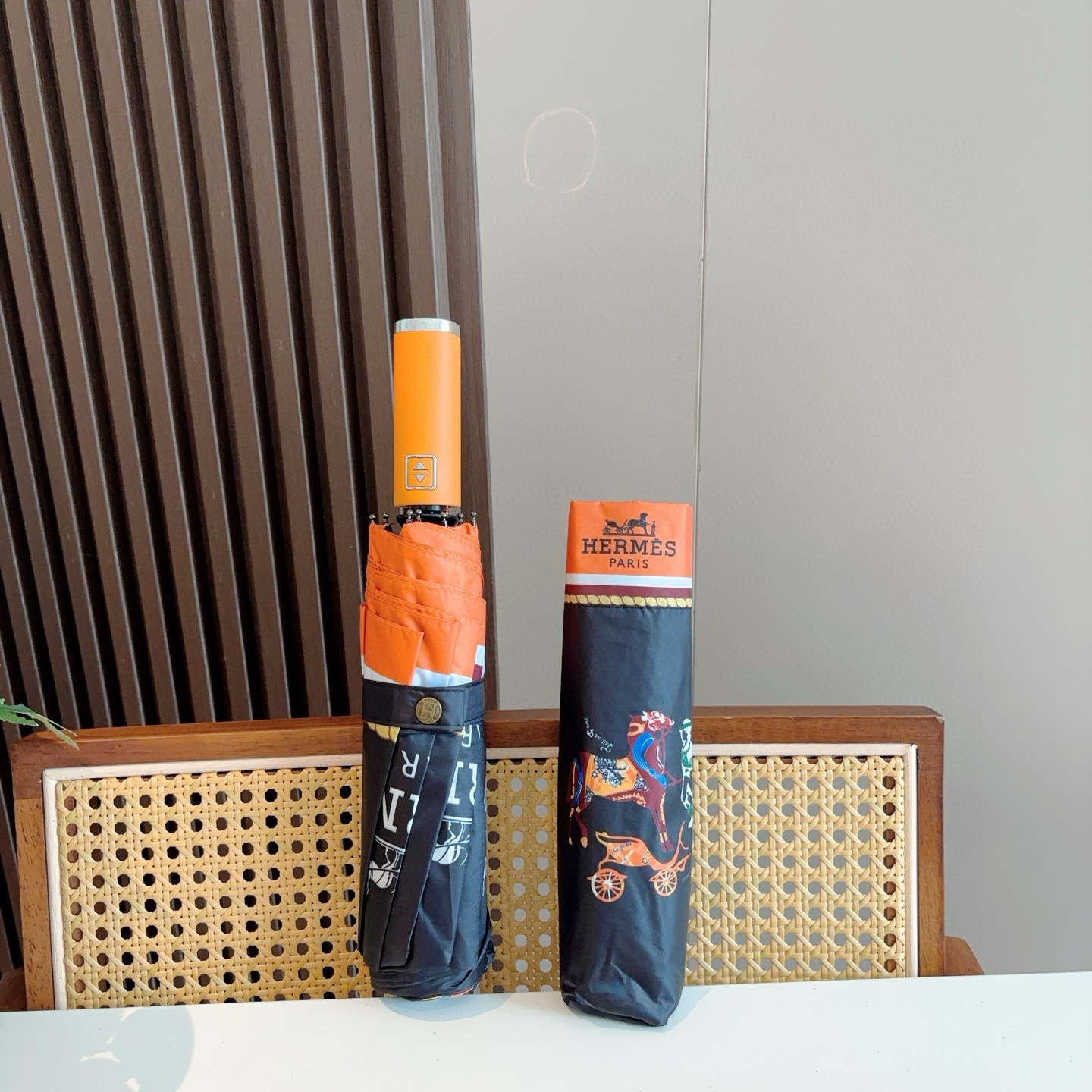 爱马仕（Hermès）   新款 极品H家三折自动伞重磅呈现 以其精湛的工艺技术和源源不断的想像力 新涂