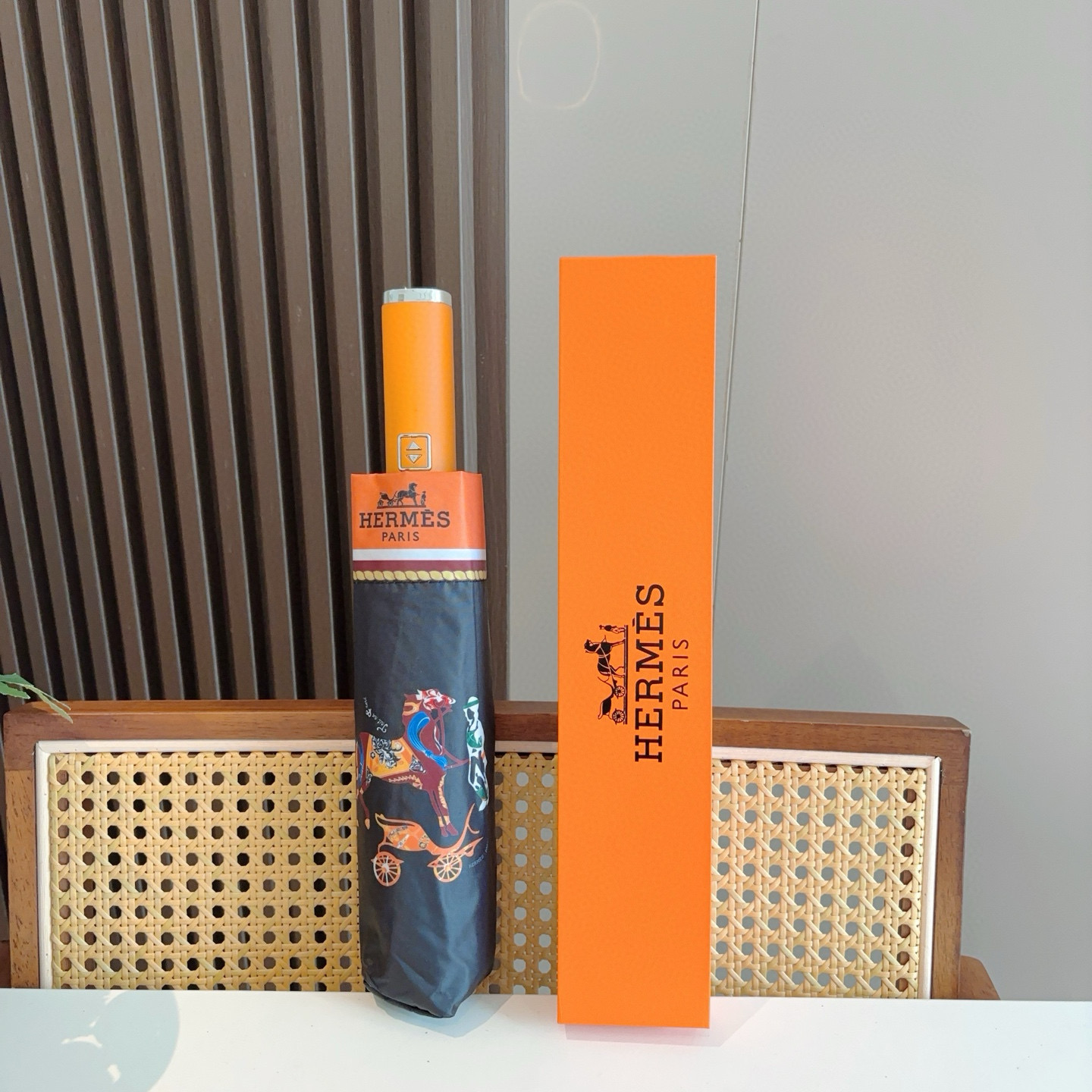 爱马仕（Hermès）   新款 极品H家三折自动伞重磅呈现 以其精湛的工艺技术和源源不断的想像力 新涂