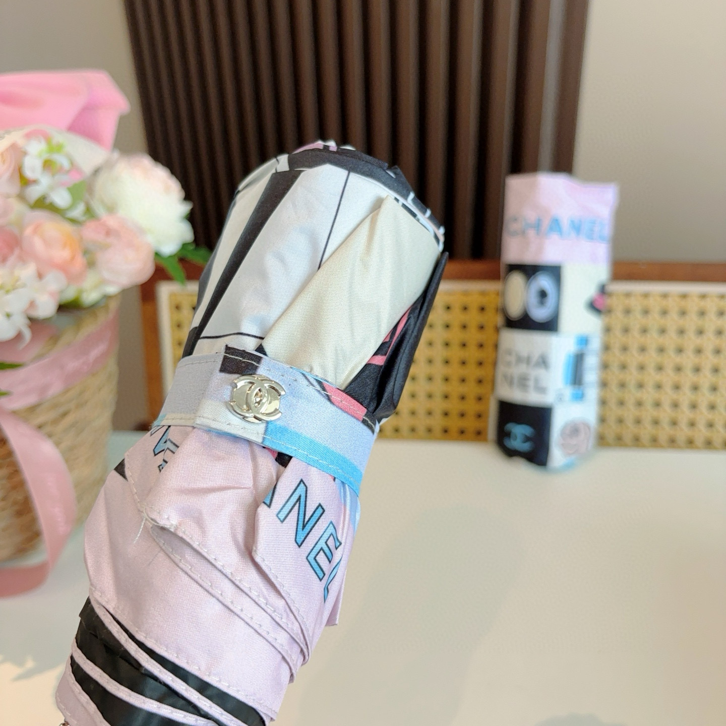  CHANEL（香奈儿）五折手开折叠晴雨伞 集合香奈儿灵魂LOGO为一体的设计风格高雅奢华 带在身上带来