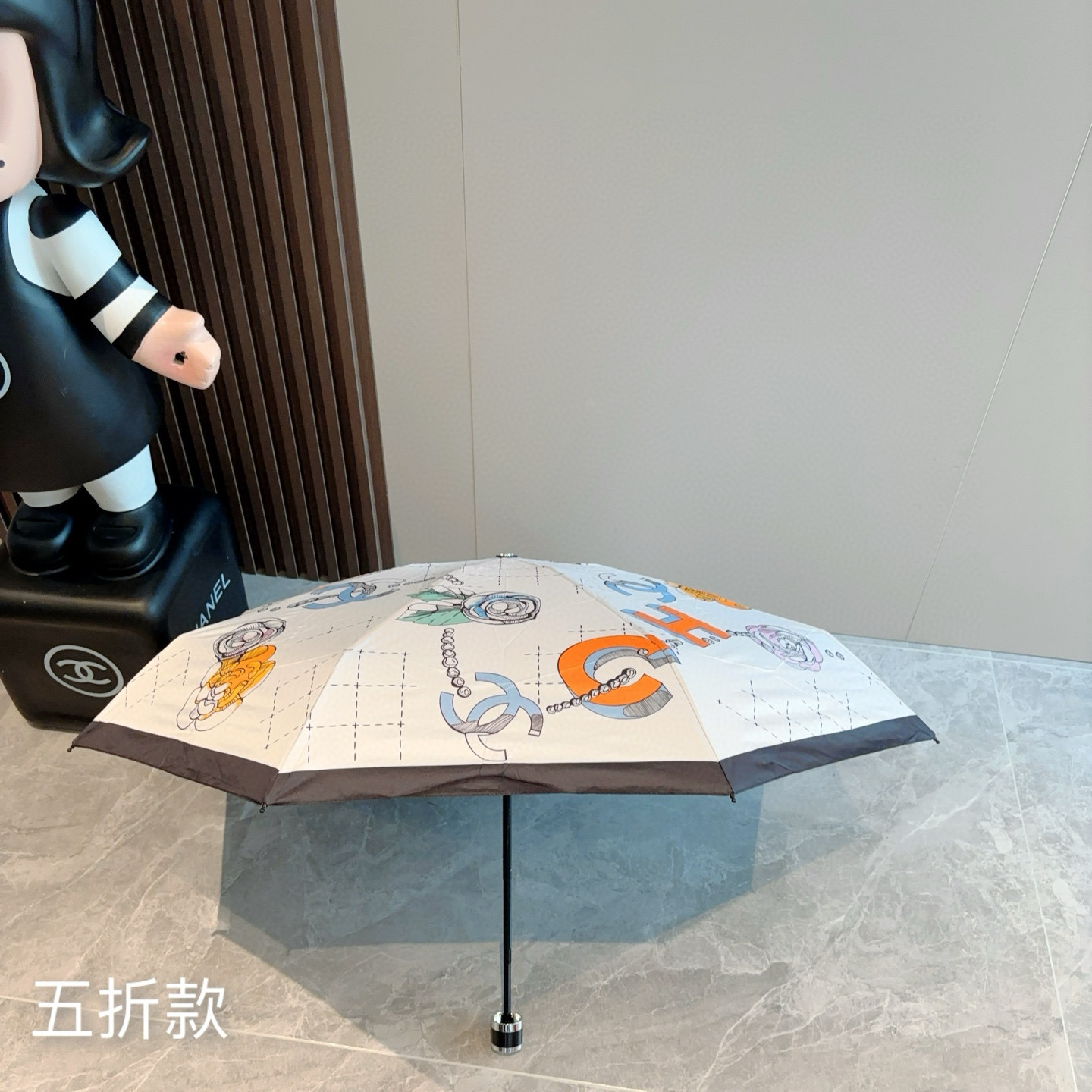  CHANEL（香奈儿）五折手开折叠晴雨伞 集合香奈儿灵魂LOGO为一体的设计风格高雅奢华 带在身上带来