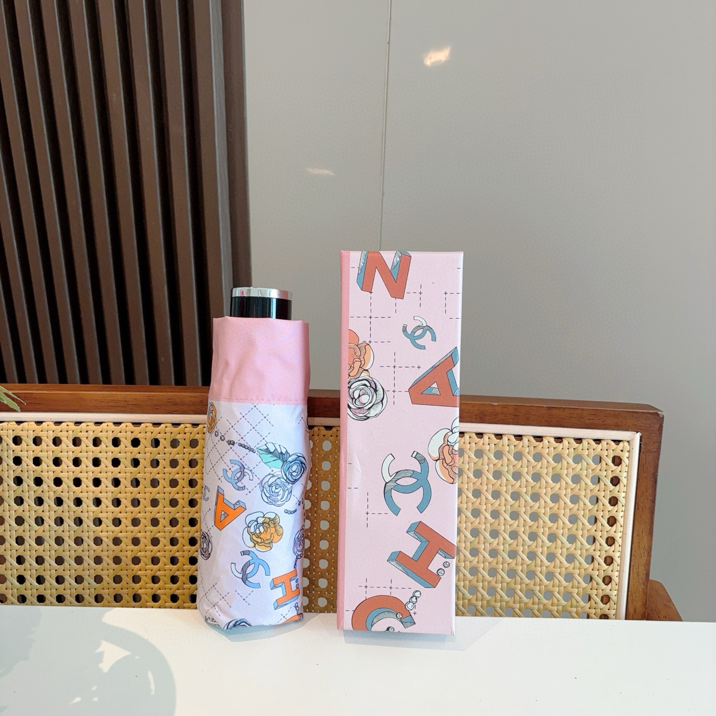  CHANEL（香奈儿）五折手开折叠晴雨伞 集合香奈儿灵魂LOGO为一体的设计风格高雅奢华 带在身上带来