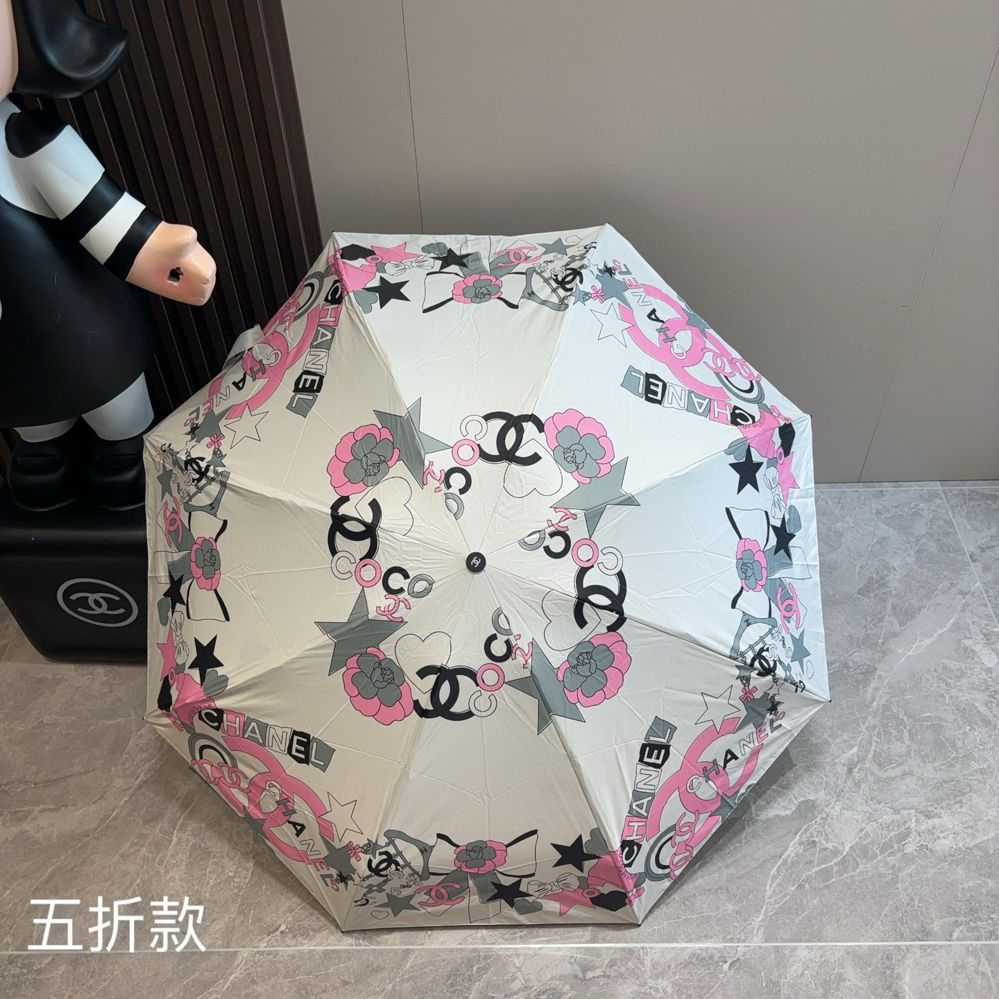  CHANEL（香奈儿）五折手开折叠晴雨伞 集合香奈儿灵魂LOGO为一体的设计风格高雅奢华 带在身上带来