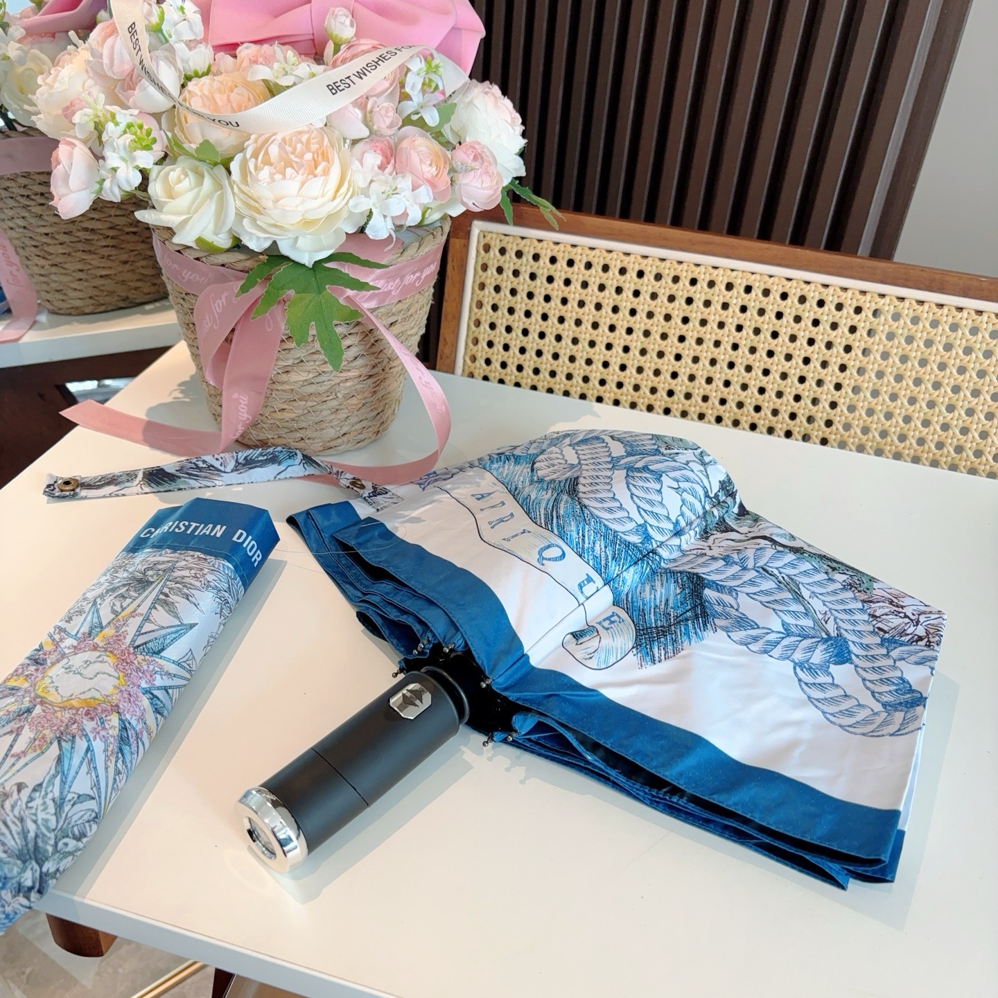  DIOR（迪奥）灯光款 三折自动折叠晴雨伞  时尚原单代工品质 细节精致 看得见的品质 打破一成不变 
