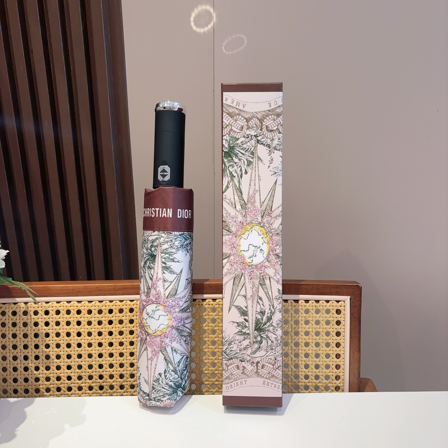  DIOR（迪奥）灯光款 三折自动折叠晴雨伞  时尚原单代工品质 细节精致 看得见的品质 打破一成不变 