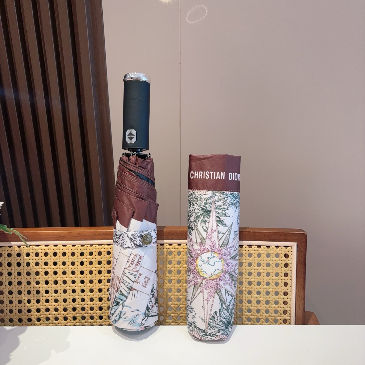  DIOR（迪奥）灯光款 三折自动折叠晴雨伞  时尚原单代工品质 细节精致 看得见的品质 打破一成不变 
