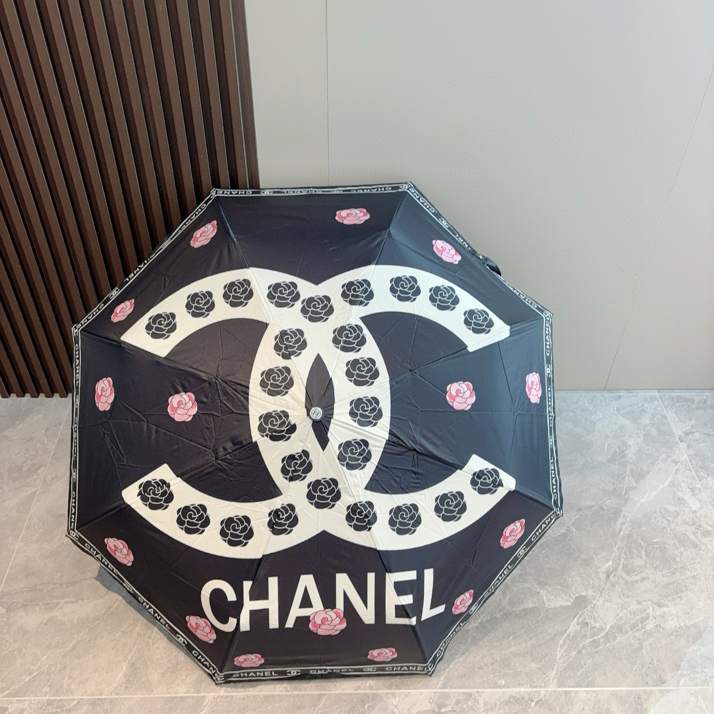  CHANEL（香奈儿）三折自动折叠晴雨伞 集合香奈儿灵魂LOGO为一体的设计风格高雅奢华 带在身上带来