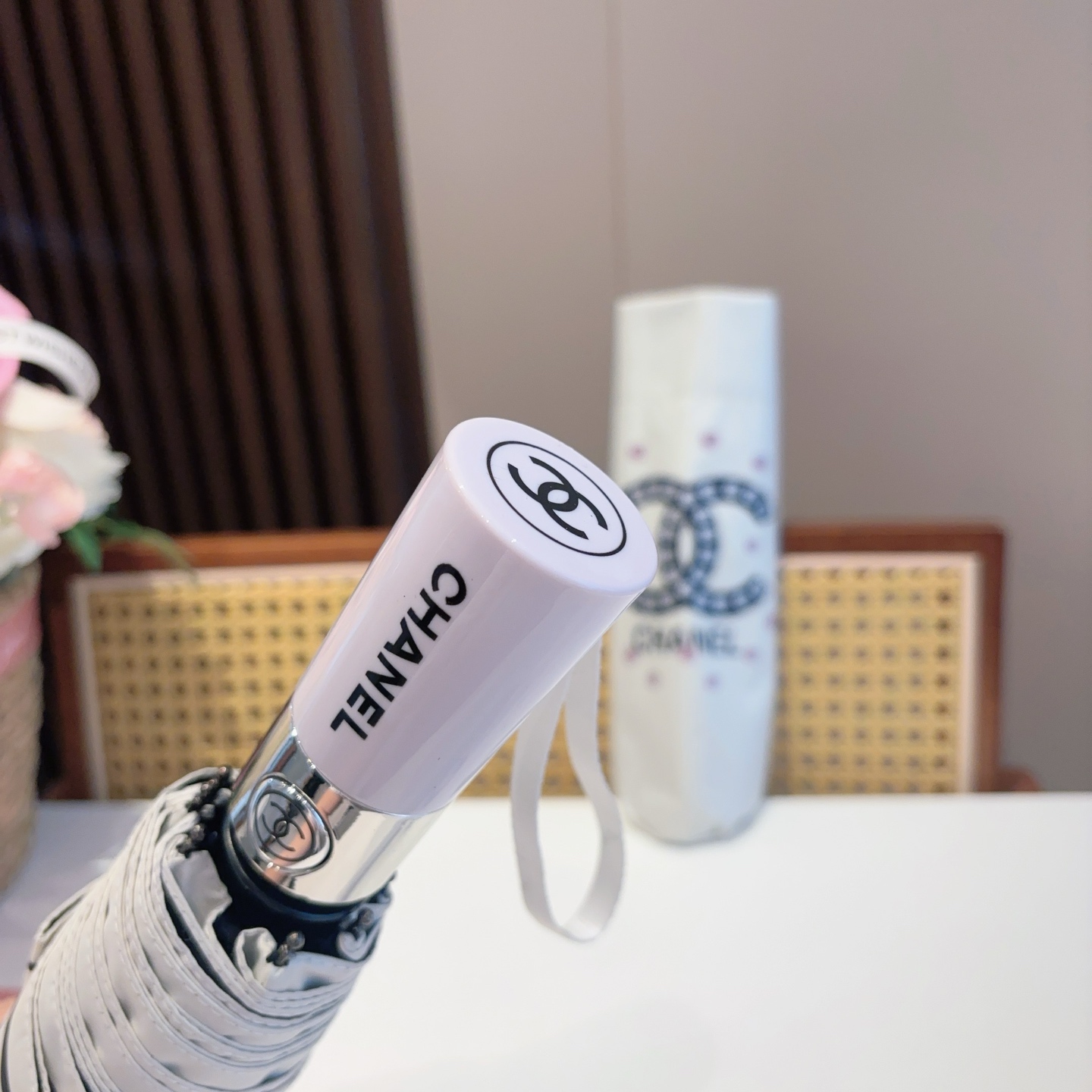  CHANEL（香奈儿）三折自动折叠晴雨伞 集合香奈儿灵魂LOGO为一体的设计风格高雅奢华 带在身上带来