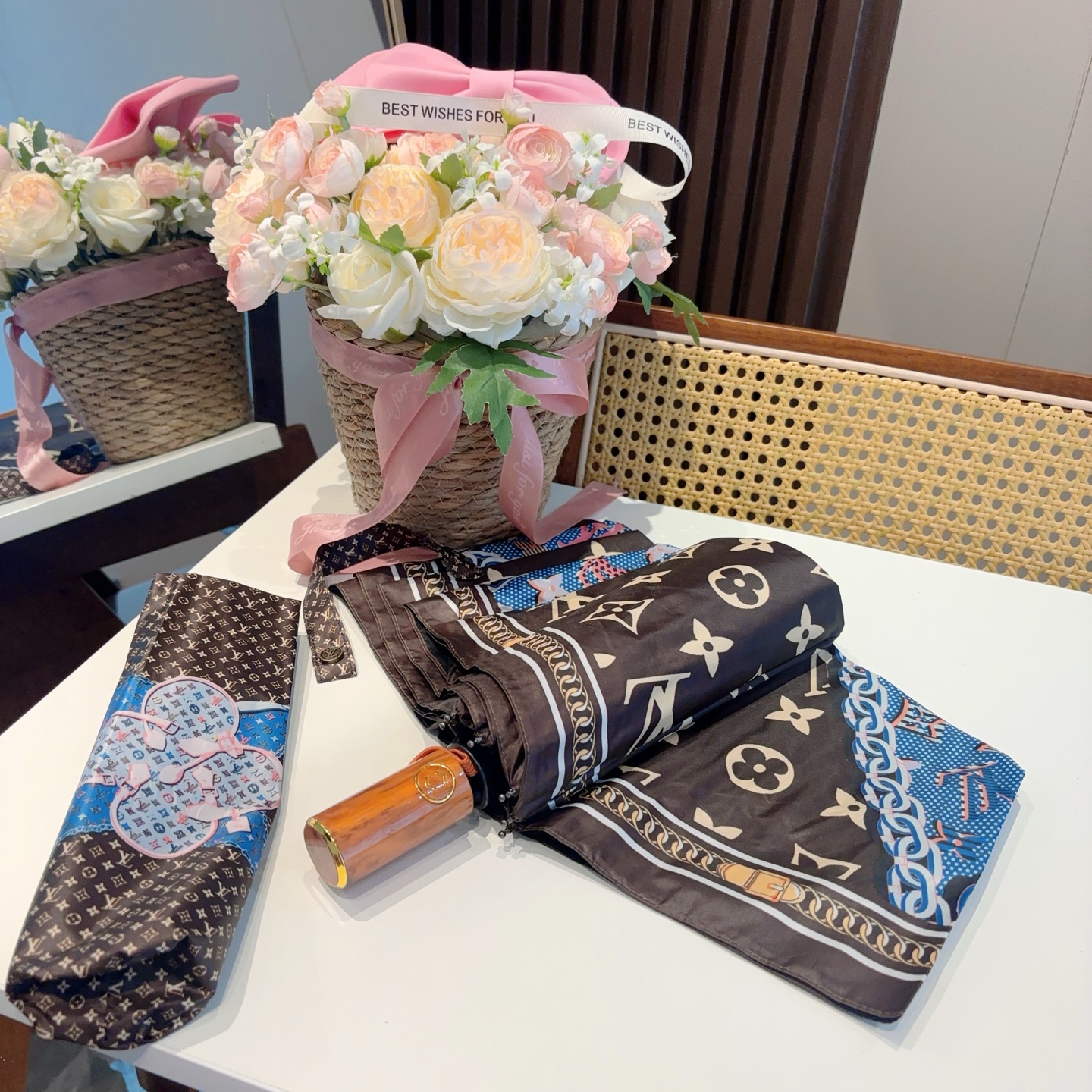  LOUIS VUITTON （路易威登）三折自动折叠晴雨伞 新涂层技术深色伞面 拥有令人惊喜的遮光效果