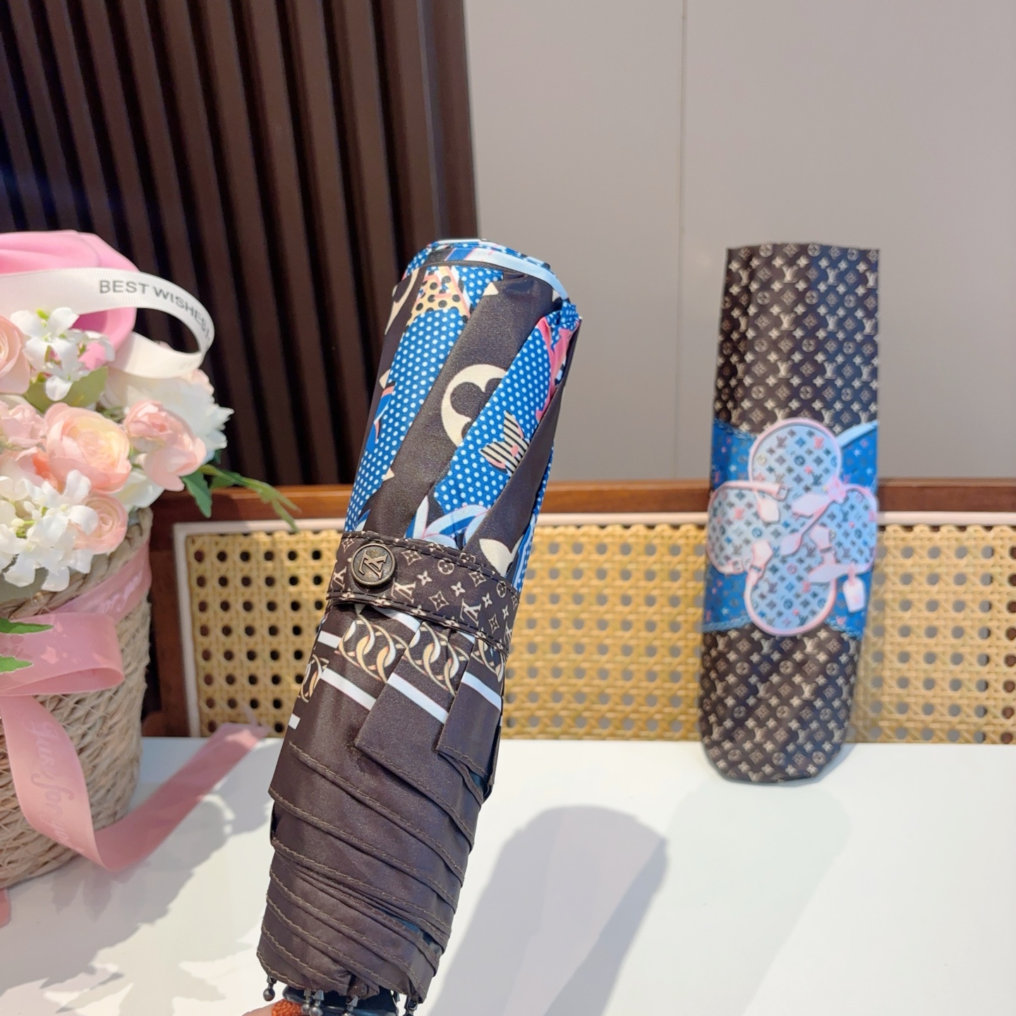  LOUIS VUITTON （路易威登）三折自动折叠晴雨伞 新涂层技术深色伞面 拥有令人惊喜的遮光效果