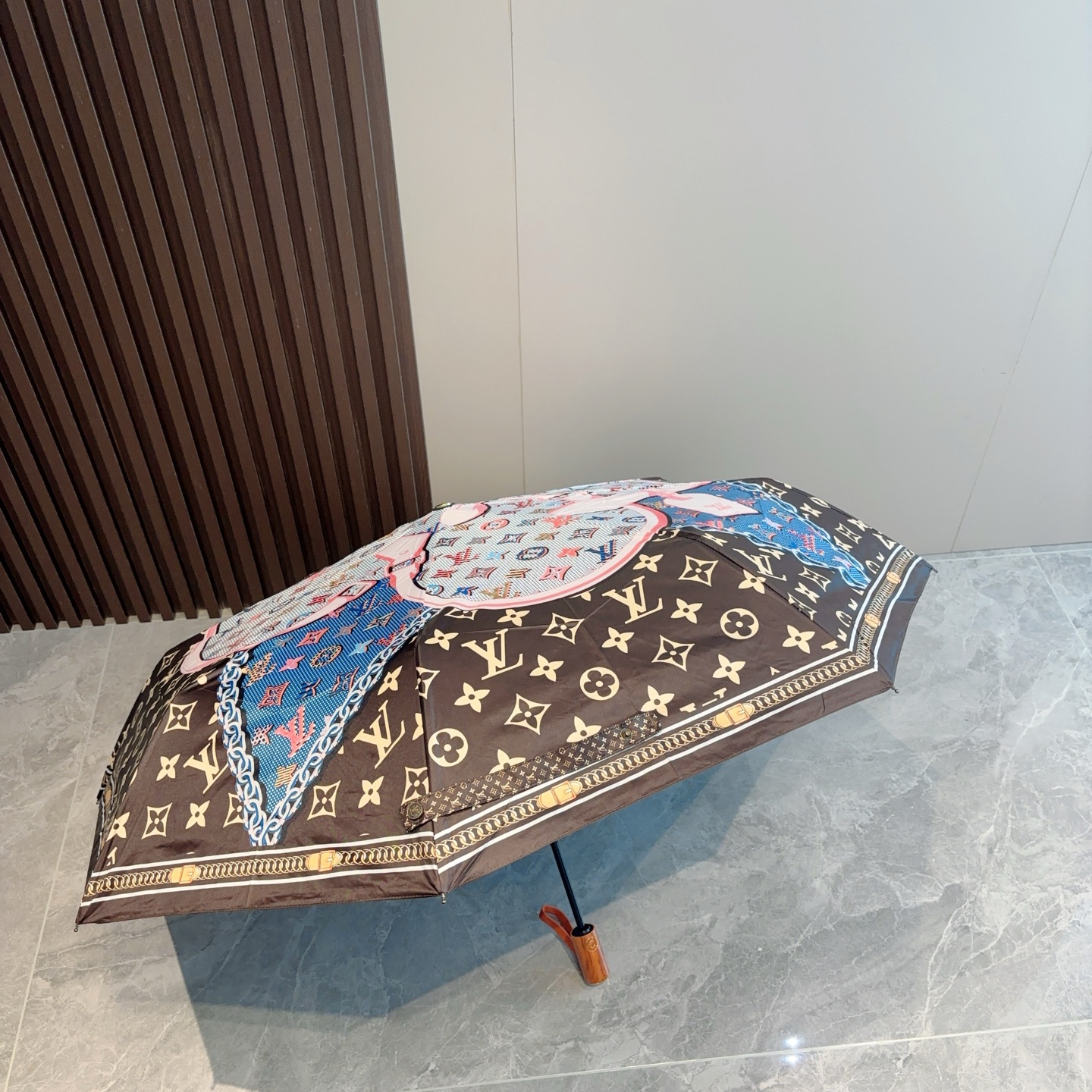  LOUIS VUITTON （路易威登）三折自动折叠晴雨伞 新涂层技术深色伞面 拥有令人惊喜的遮光效果