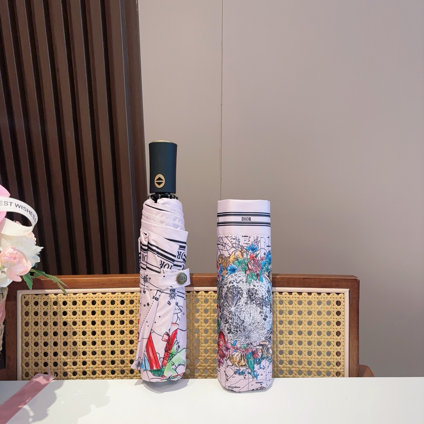  DIOR（迪奥） 三折自动折叠晴雨伞  时尚原单代工品质 细节精致 看得见的品质 打破一成不变 色泽纯