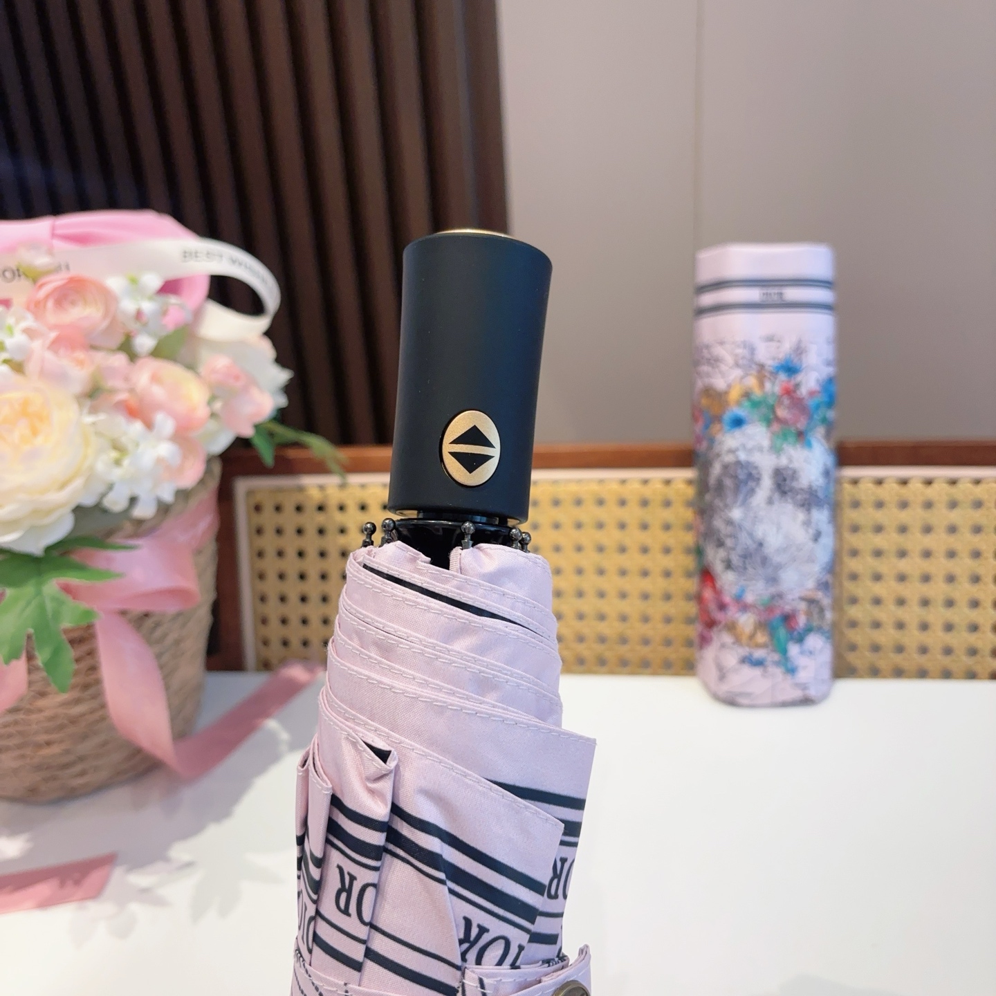  DIOR（迪奥） 三折自动折叠晴雨伞  时尚原单代工品质 细节精致 看得见的品质 打破一成不变 色泽纯