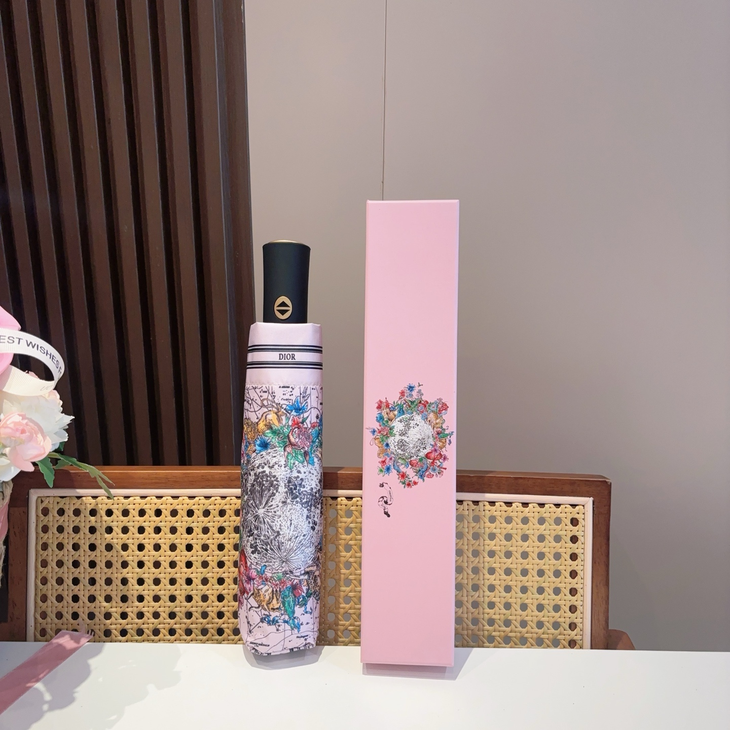  DIOR（迪奥） 三折自动折叠晴雨伞  时尚原单代工品质 细节精致 看得见的品质 打破一成不变 色泽纯