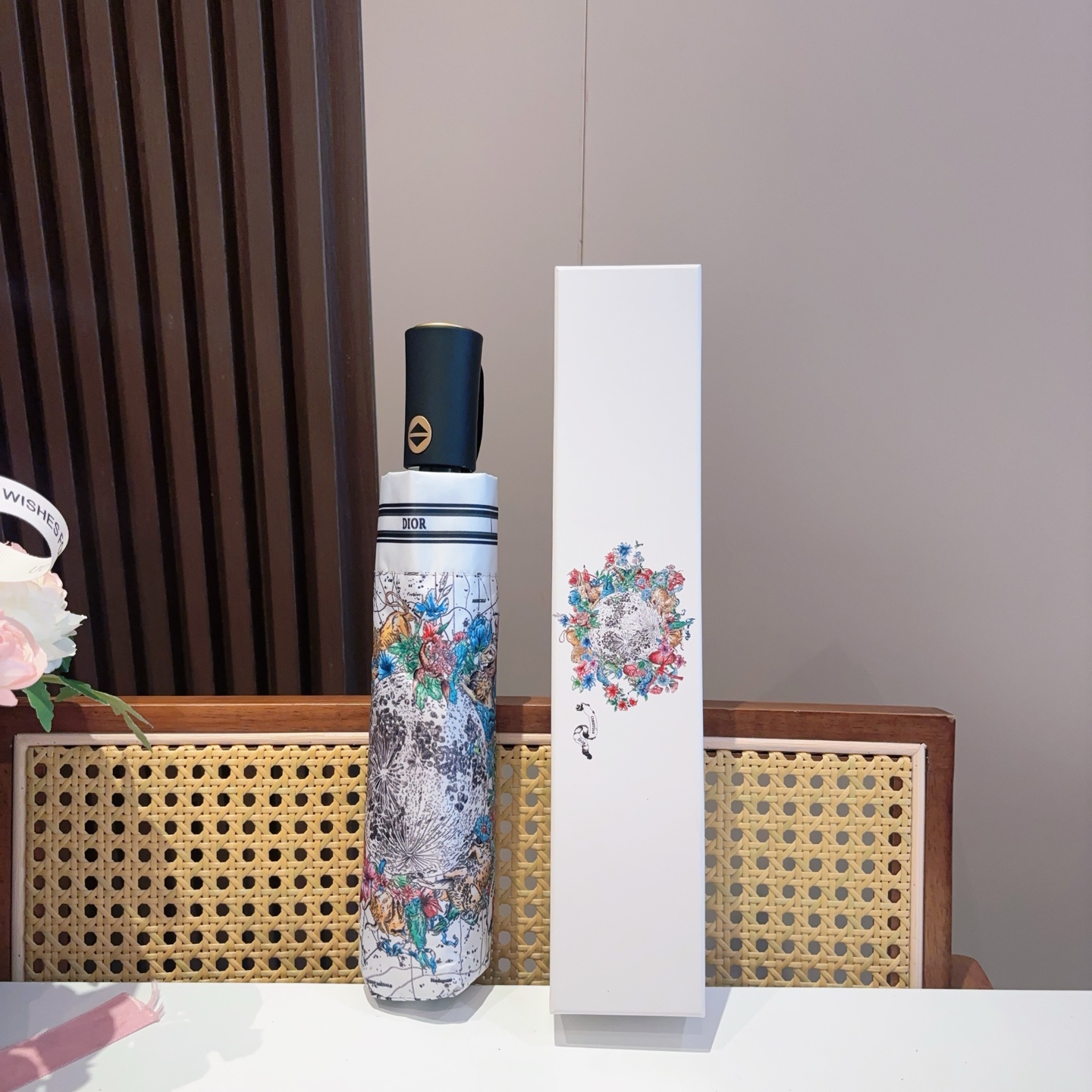  DIOR（迪奥） 三折自动折叠晴雨伞  时尚原单代工品质 细节精致 看得见的品质 打破一成不变 色泽纯