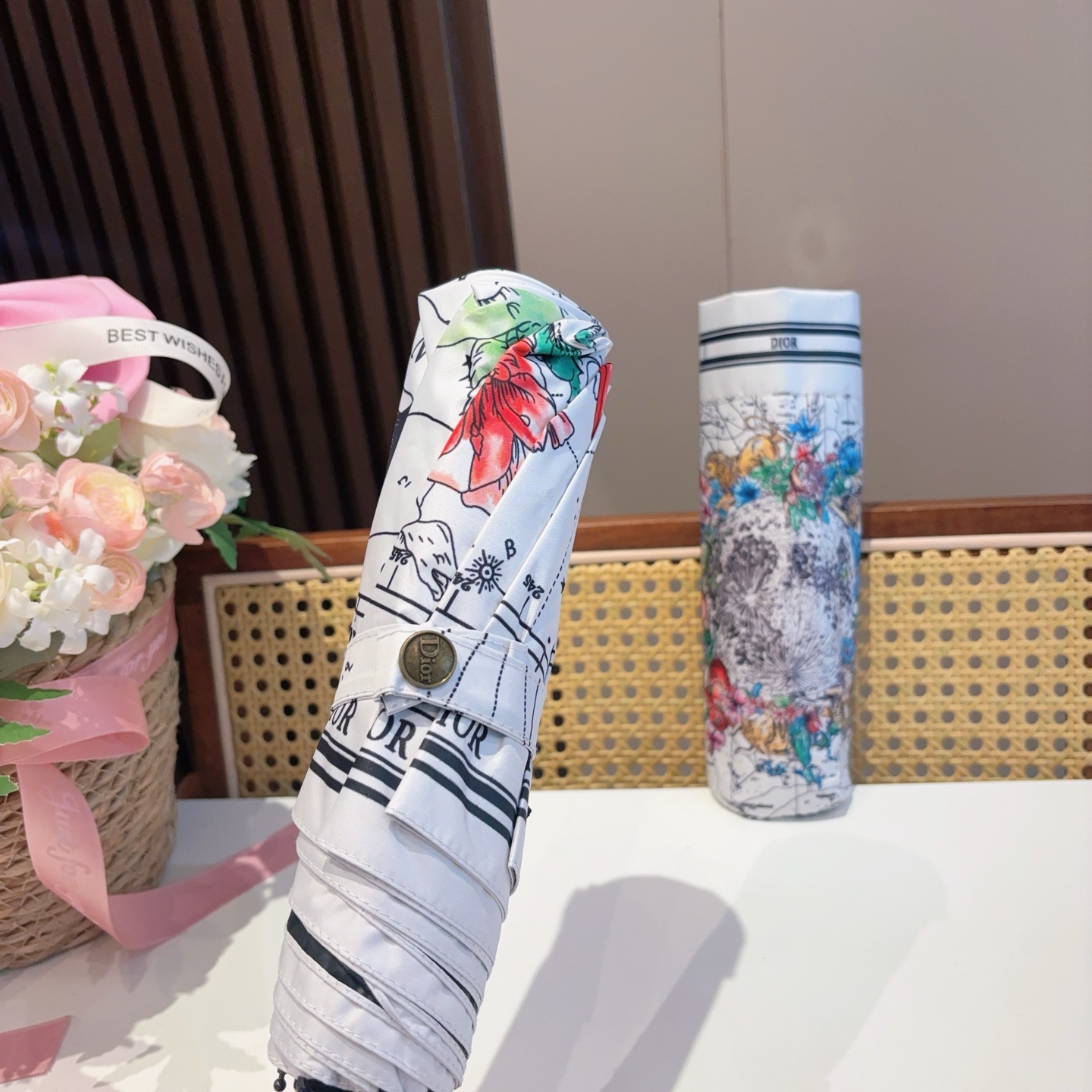  DIOR（迪奥） 三折自动折叠晴雨伞  时尚原单代工品质 细节精致 看得见的品质 打破一成不变 色泽纯
