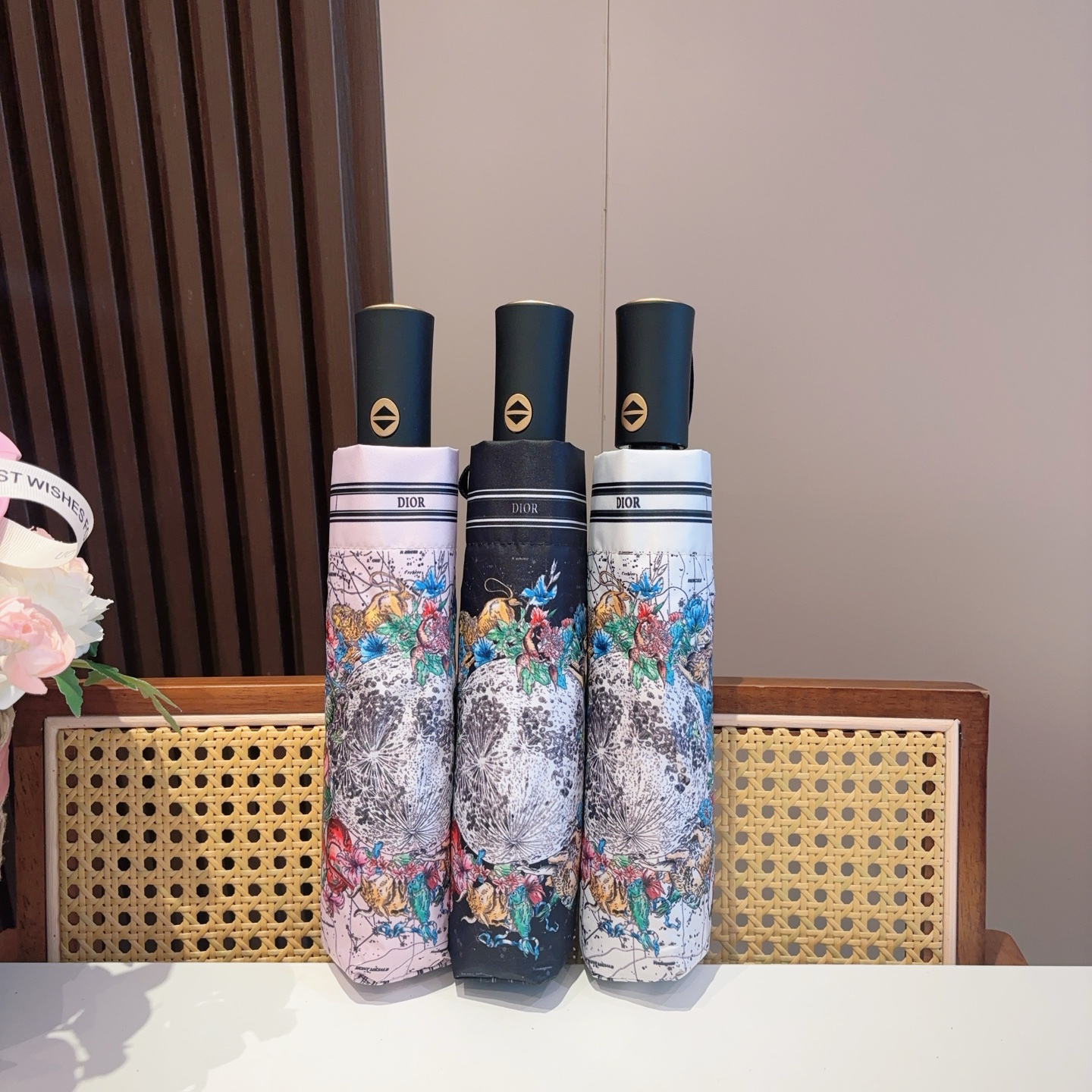  DIOR（迪奥） 三折自动折叠晴雨伞  时尚原单代工品质 细节精致 看得见的品质 打破一成不变 色泽纯