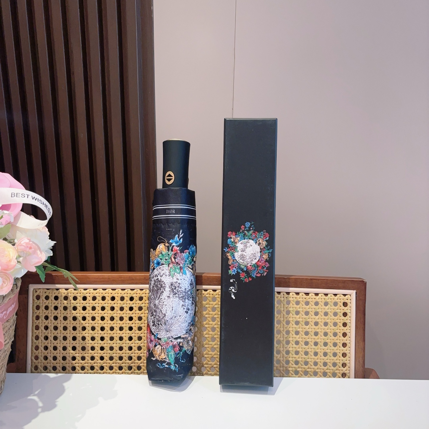  DIOR（迪奥） 三折自动折叠晴雨伞  时尚原单代工品质 细节精致 看得见的品质 打破一成不变 色泽纯