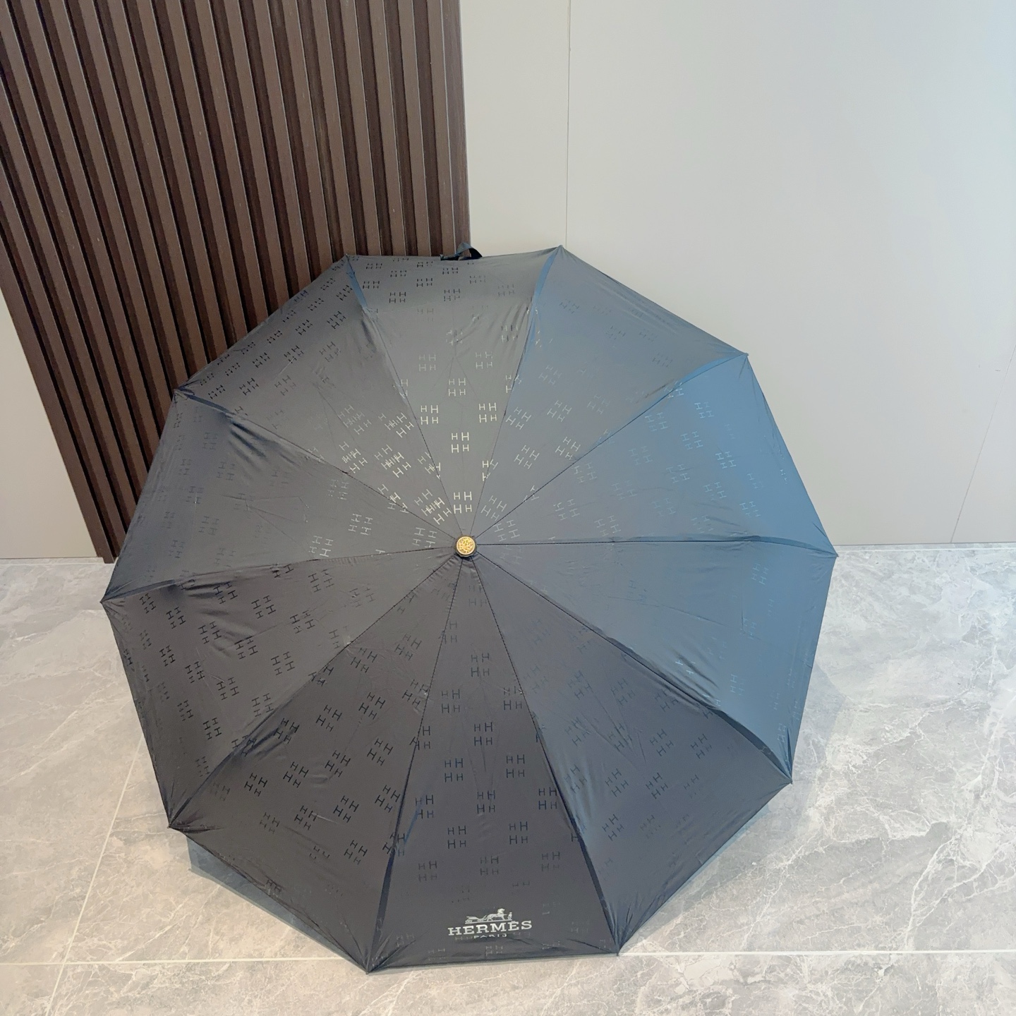 爱马仕（Hermès）   新款 极品H家三折自动伞重磅呈现 以其精湛的工艺技术和源源不断的想像力 新涂