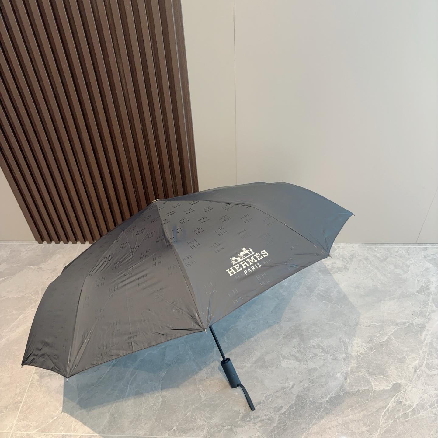 爱马仕（Hermès）   新款 极品H家三折自动伞重磅呈现 以其精湛的工艺技术和源源不断的想像力 新涂