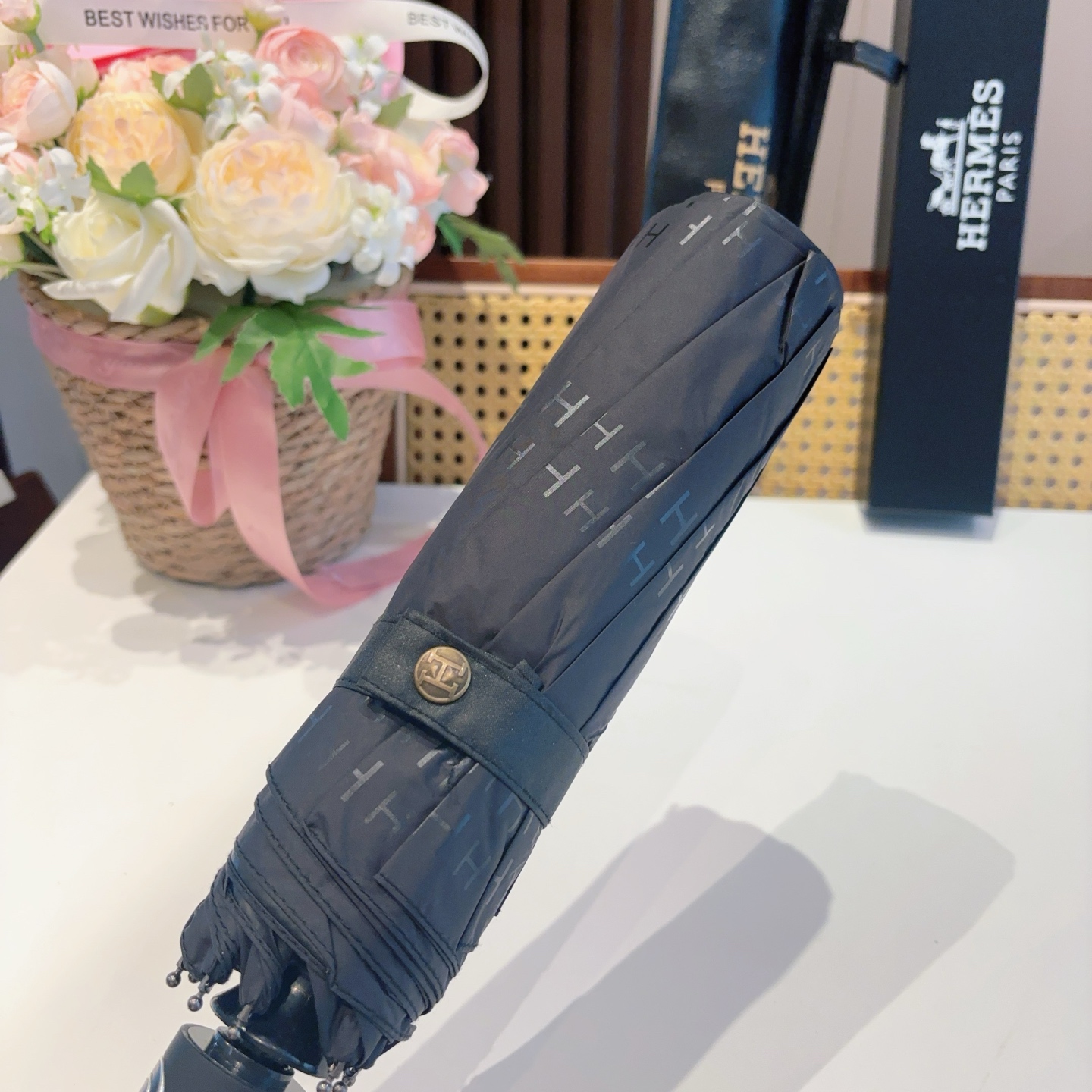 爱马仕（Hermès）   新款 极品H家三折自动伞重磅呈现 以其精湛的工艺技术和源源不断的想像力 新涂