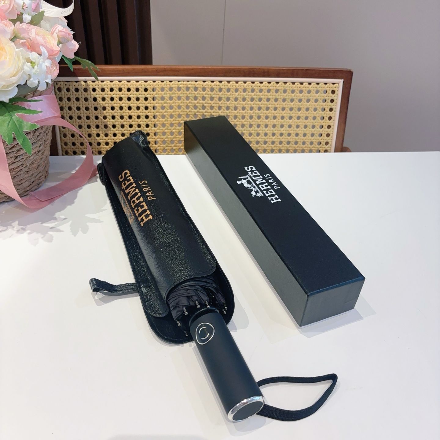爱马仕（Hermès）   新款 极品H家三折自动伞重磅呈现 以其精湛的工艺技术和源源不断的想像力 新涂
