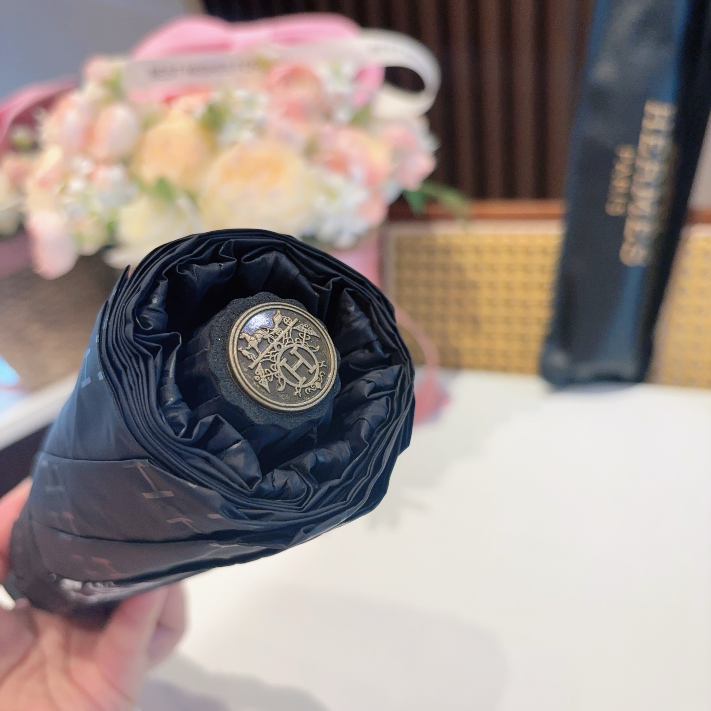 爱马仕（Hermès）   新款 极品H家三折自动伞重磅呈现 以其精湛的工艺技术和源源不断的想像力 新涂
