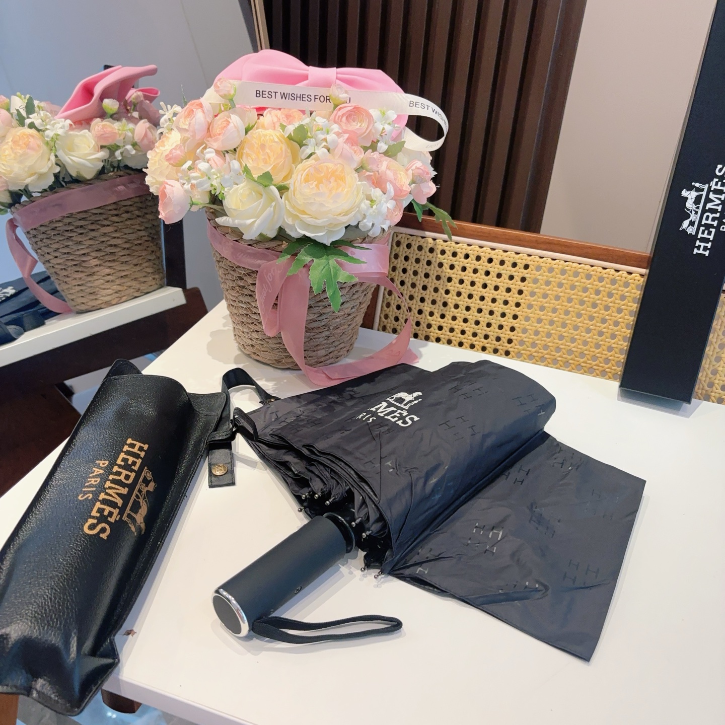 爱马仕（Hermès）   新款 极品H家三折自动伞重磅呈现 以其精湛的工艺技术和源源不断的想像力 新涂