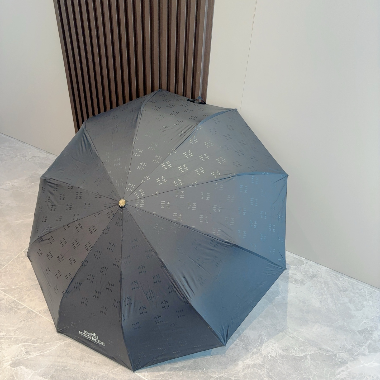 爱马仕（Hermès）   新款 极品H家三折自动伞重磅呈现 以其精湛的工艺技术和源源不断的想像力 新涂