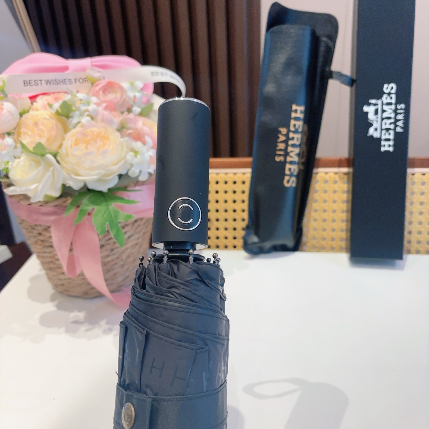 爱马仕（Hermès）   新款 极品H家三折自动伞重磅呈现 以其精湛的工艺技术和源源不断的想像力 新涂