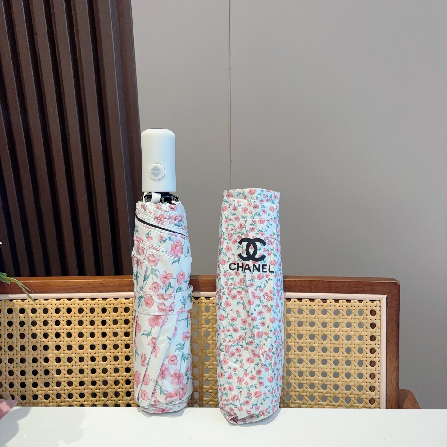  CHANEL（香奈儿）三折自动折叠晴雨伞 集合香奈儿灵魂LOGO为一体的设计风格高雅奢华 带在身上带来