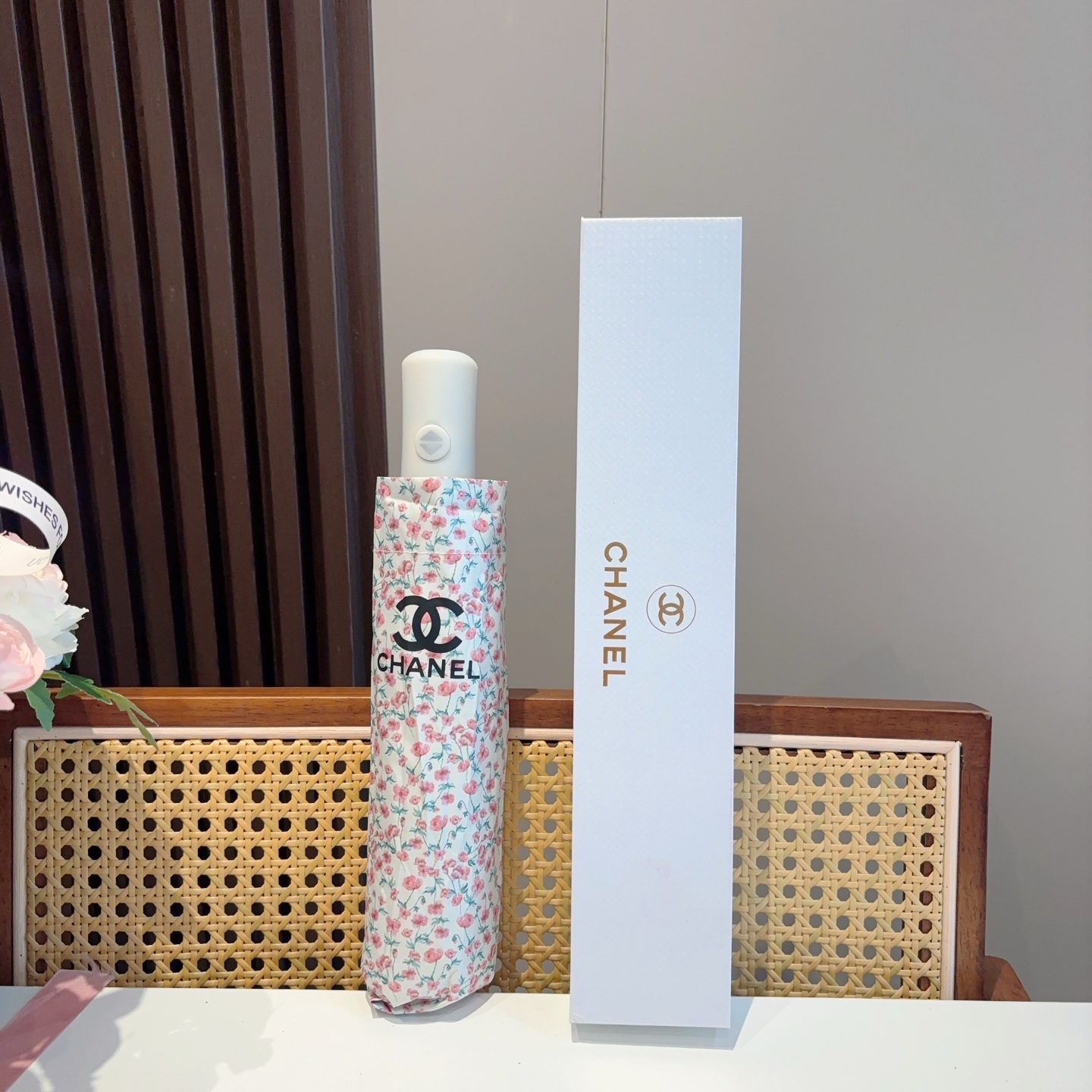 CHANEL（香奈儿）三折自动折叠晴雨伞 集合香奈儿灵魂LOGO为一体的设计风格高雅奢华 带在身上带来