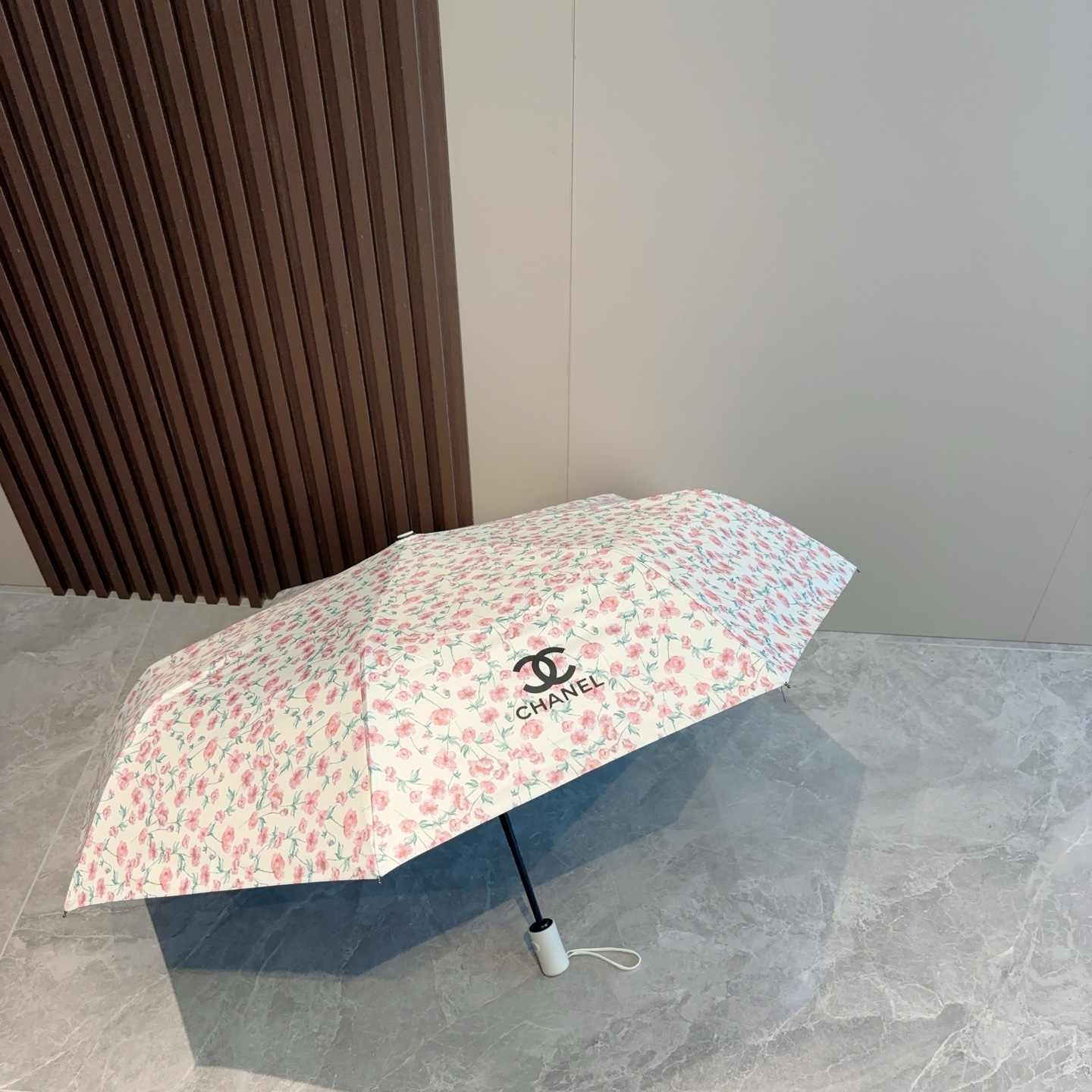  CHANEL（香奈儿）三折自动折叠晴雨伞 集合香奈儿灵魂LOGO为一体的设计风格高雅奢华 带在身上带来