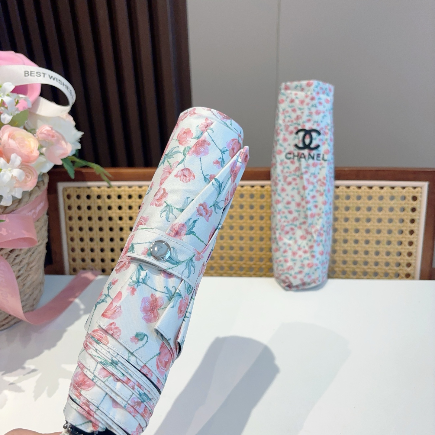  CHANEL（香奈儿）三折自动折叠晴雨伞 集合香奈儿灵魂LOGO为一体的设计风格高雅奢华 带在身上带来