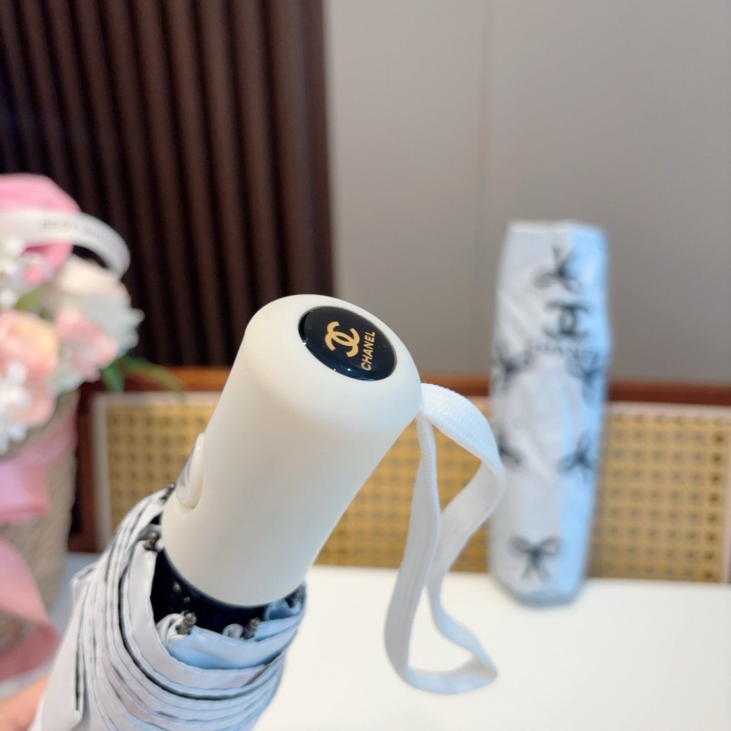  CHANEL（香奈儿）三折自动折叠晴雨伞 集合香奈儿灵魂LOGO为一体的设计风格高雅奢华 带在身上带来