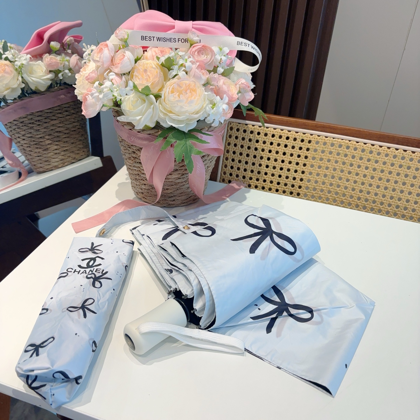  CHANEL（香奈儿）三折自动折叠晴雨伞 集合香奈儿灵魂LOGO为一体的设计风格高雅奢华 带在身上带来